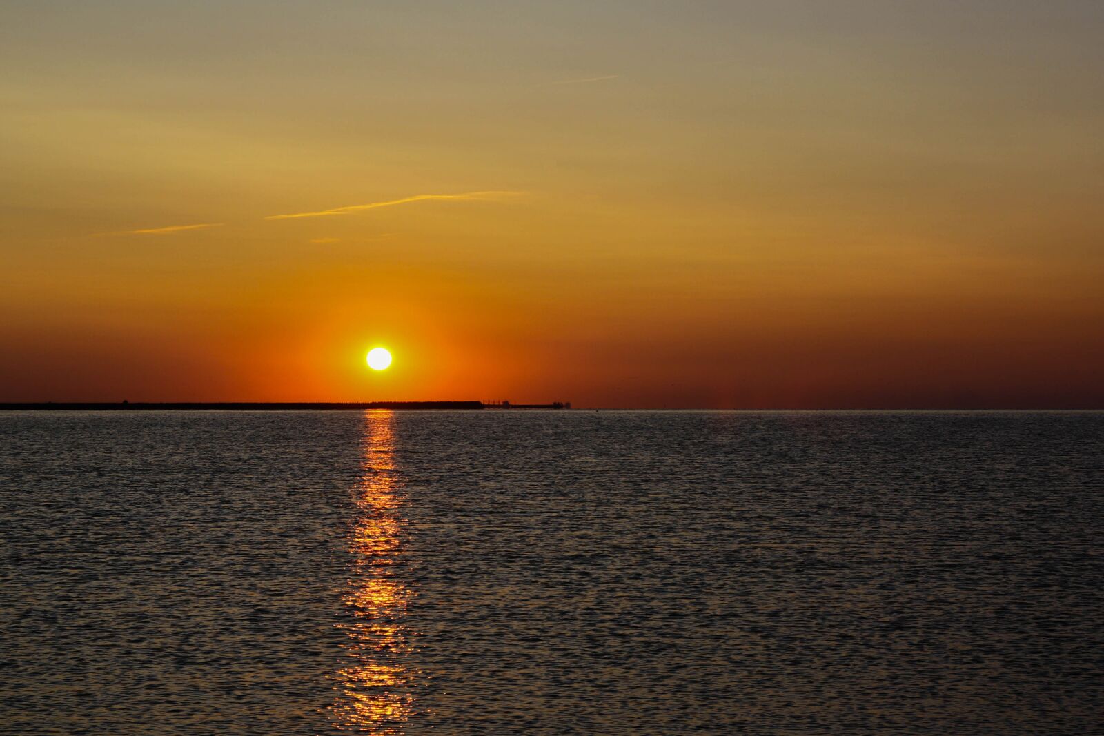 Canon EOS 1000D (EOS Digital Rebel XS / EOS Kiss F) sample photo. Sunrise, sea, in the photography