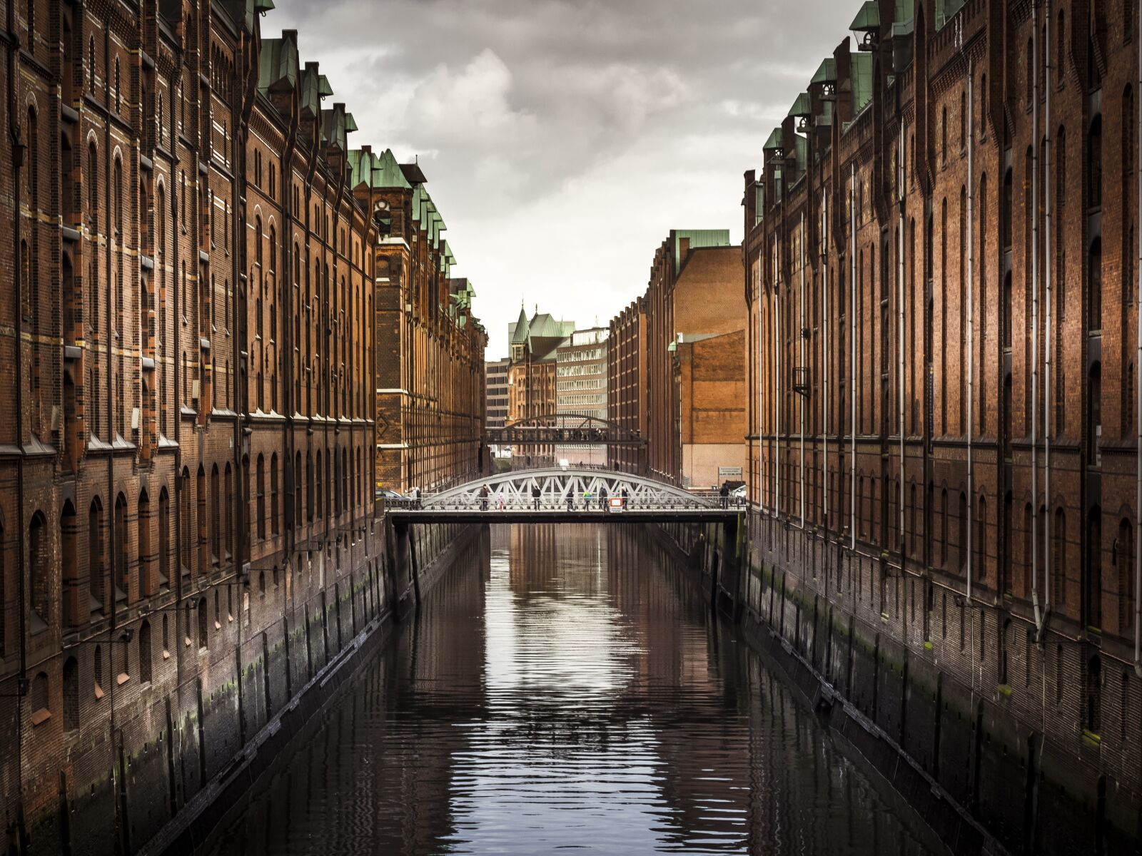 Olympus OM-D E-M1 + Olympus M.Zuiko Digital ED 12-40mm F2.8 Pro sample photo. Hamburg, city, big city photography