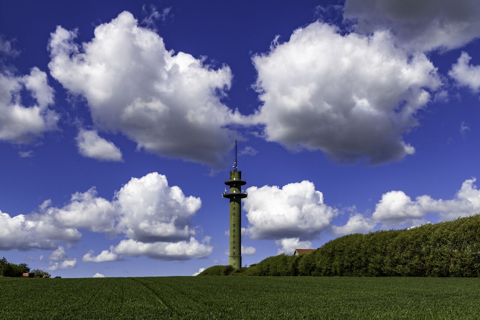 Canon EOS 750D (EOS Rebel T6i / EOS Kiss X8i) + Canon TS-E 90mm F2.8 Tilt-Shift sample photo. Sendemast, tower, blue sky photography