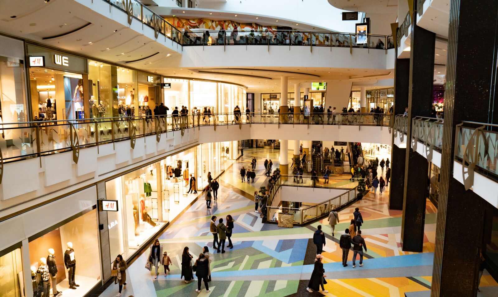 Sony Vario-Tessar T* E 16-70mm F4 ZA OSS sample photo. Shopping, mall, shopping centre photography