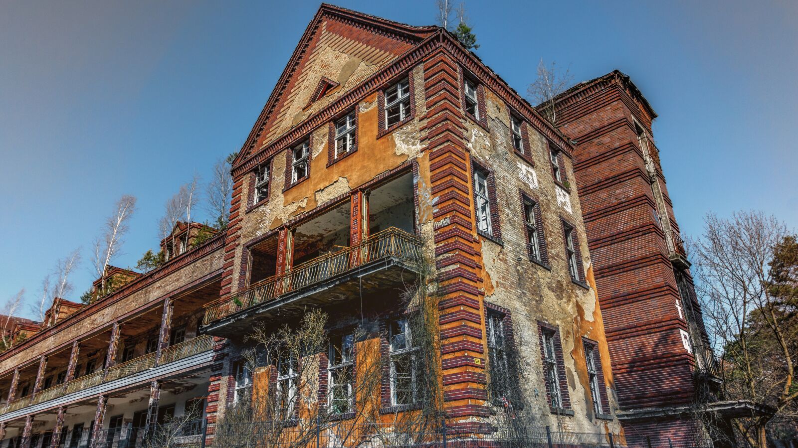 Sony Alpha a5000 (ILCE 5000) sample photo. Architecture, old, building photography