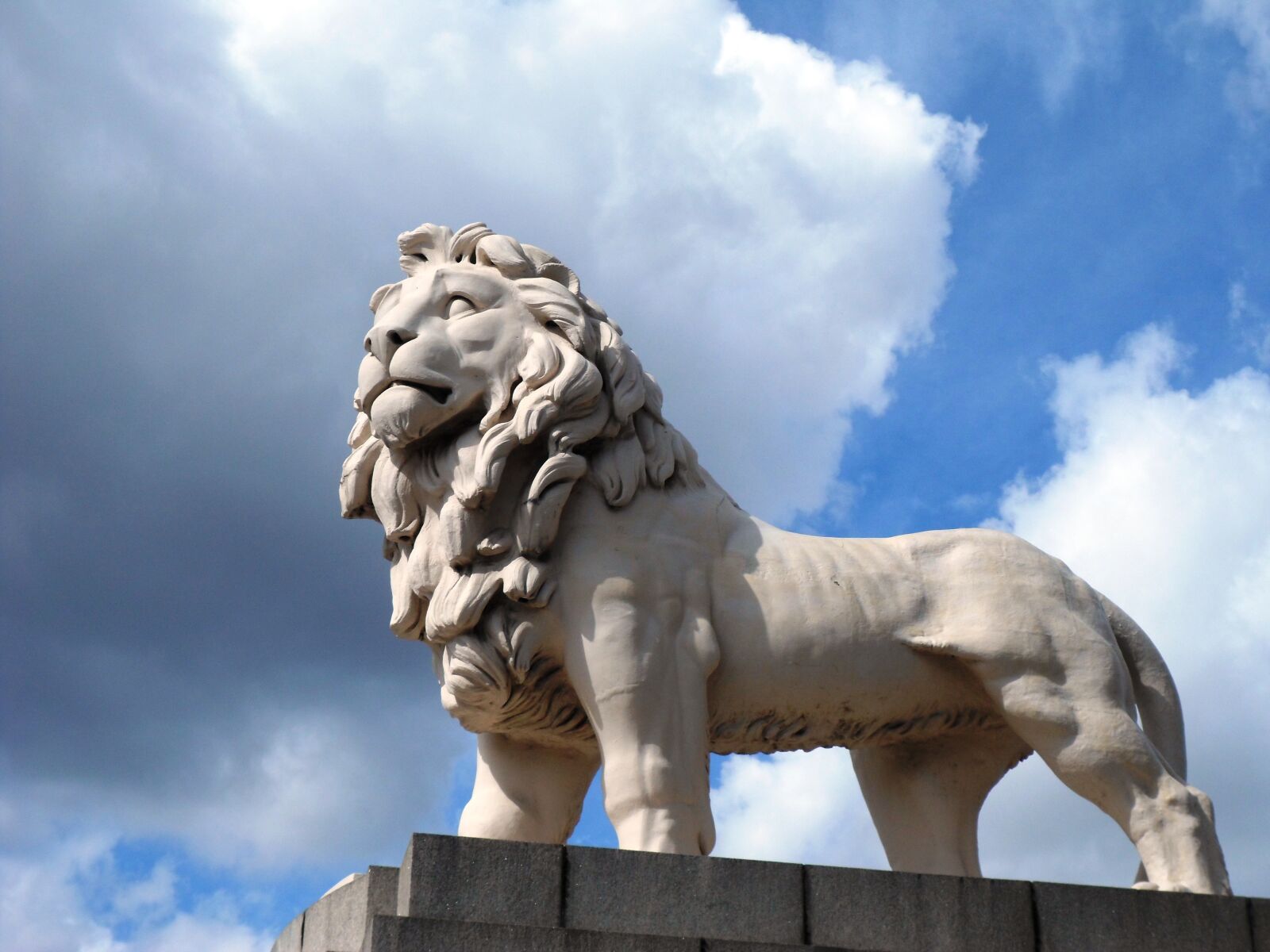 Samsung ST90,ST91 / VLUU ST90,ST91 sample photo. Lion, statue, sky photography