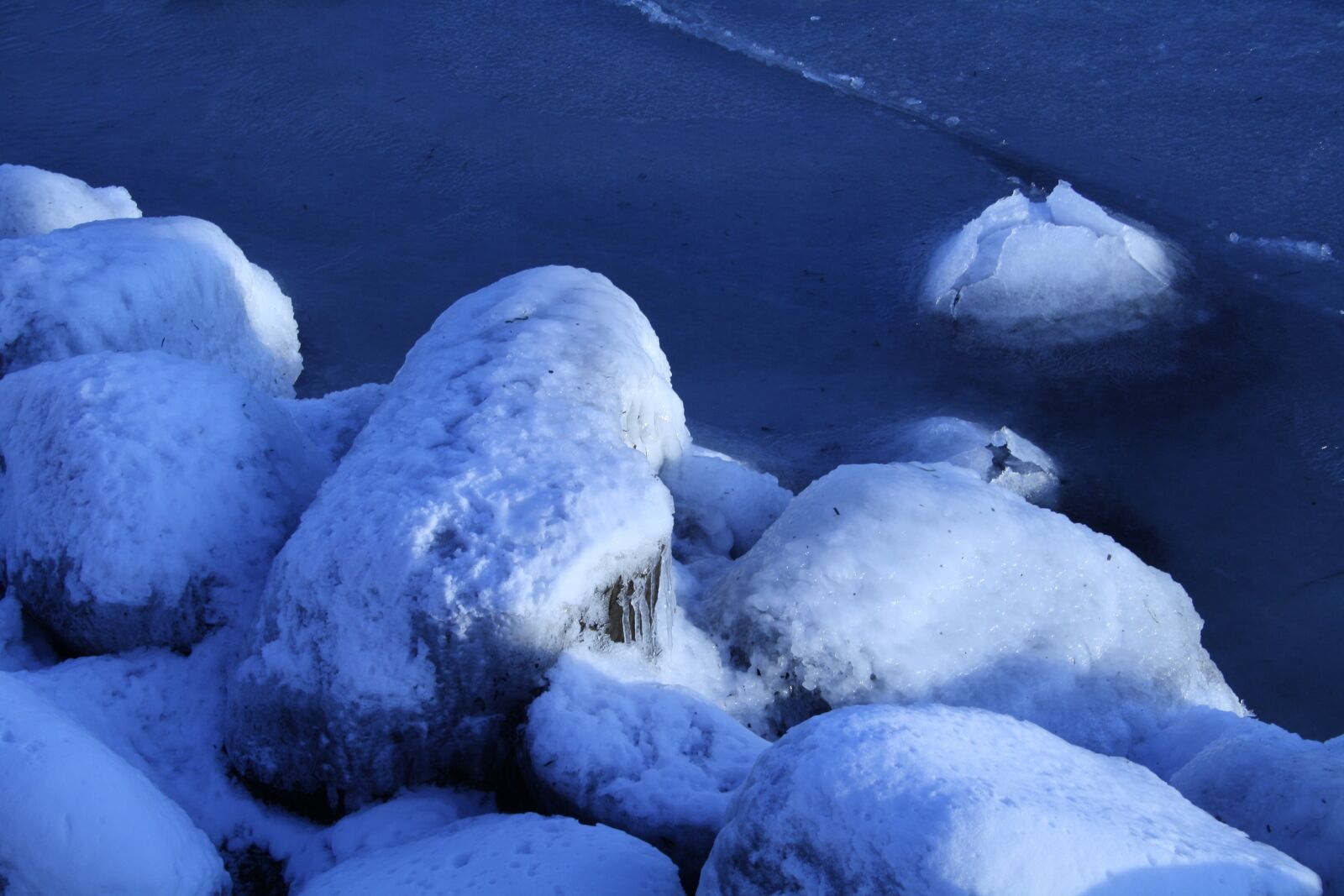 Canon EOS 1000D (EOS Digital Rebel XS / EOS Kiss F) sample photo. Hard winter, steni, sea photography
