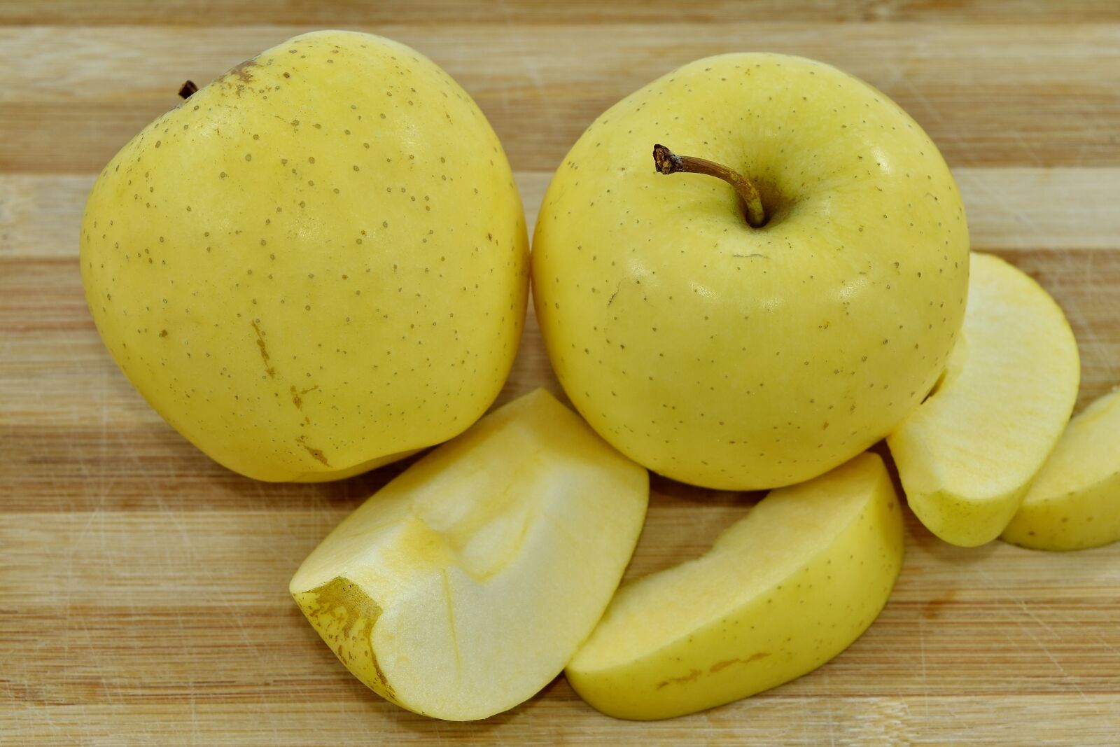 Nikon D5500 sample photo. Organic, slices, yellow, apple photography