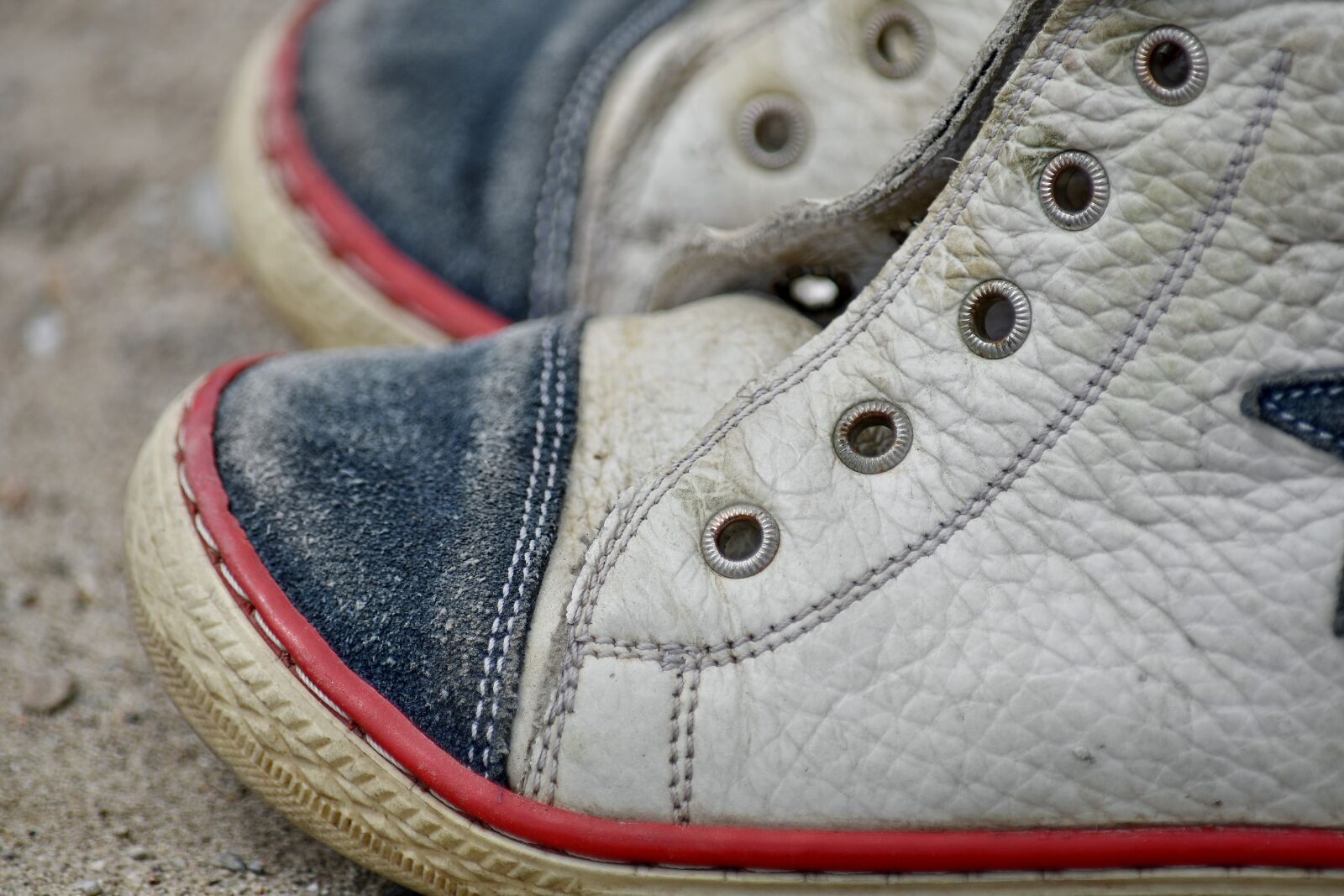 Nikon D5500 sample photo. Old fashioned, sneakers, leather photography