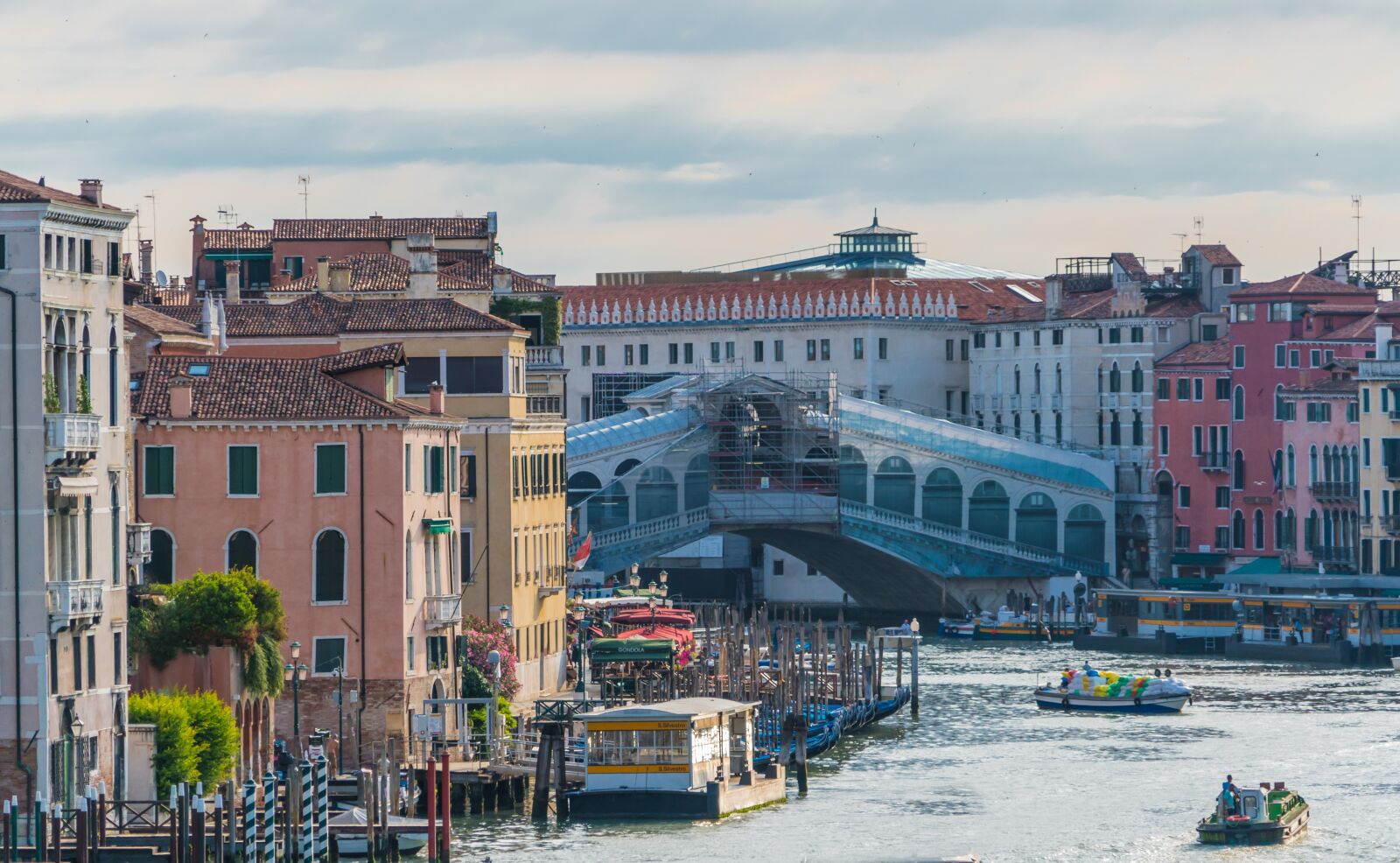 Sony a7R II + Sony FE 24-240mm F3.5-6.3 OSS sample photo. Venice, italy, rialto bridge photography