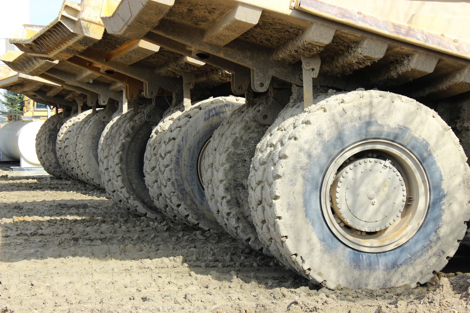 Canon EOS 600D (Rebel EOS T3i / EOS Kiss X5) sample photo. Quarry, bulldozer, trucks photography