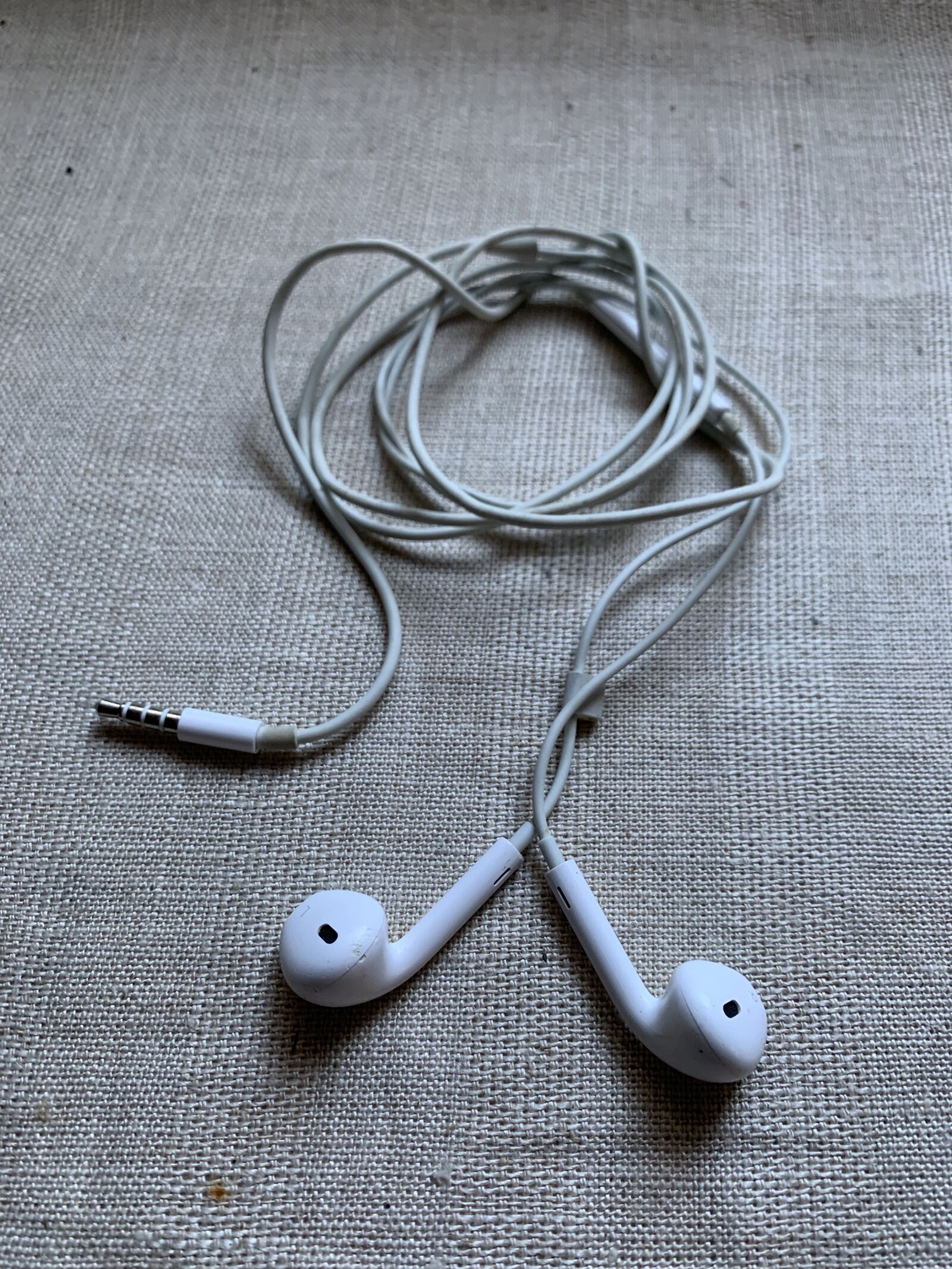 Apple iPhone XS Max sample photo. Headphones, pods, apple photography