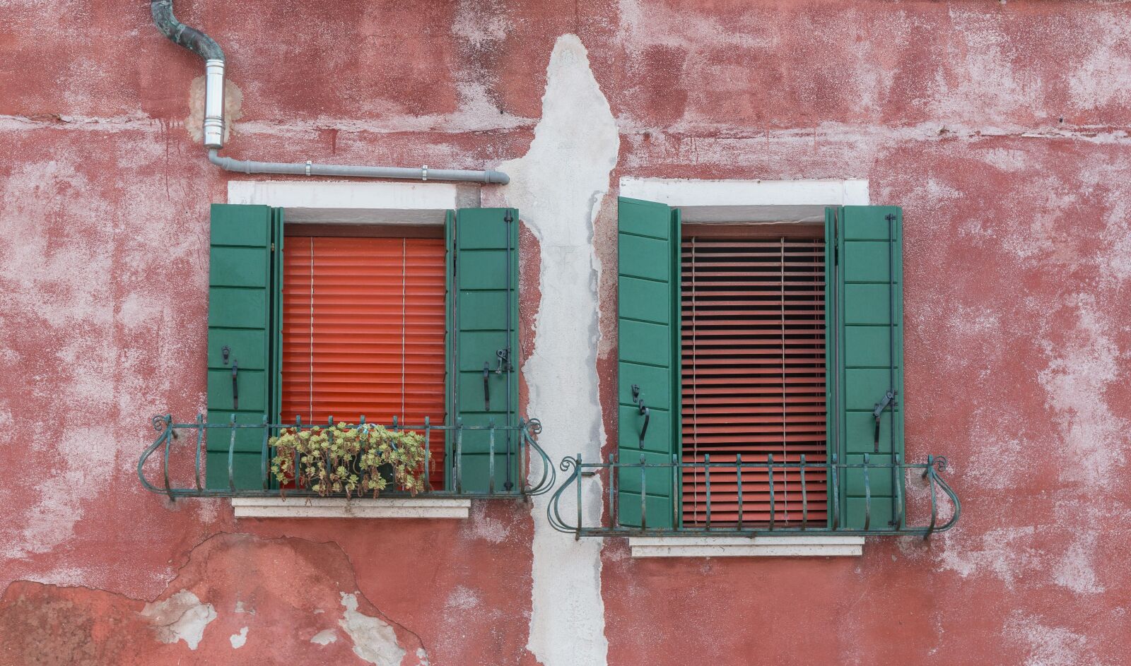 Canon EOS 70D + Canon EF 24-105mm F4L IS USM sample photo. House, window, balcony photography