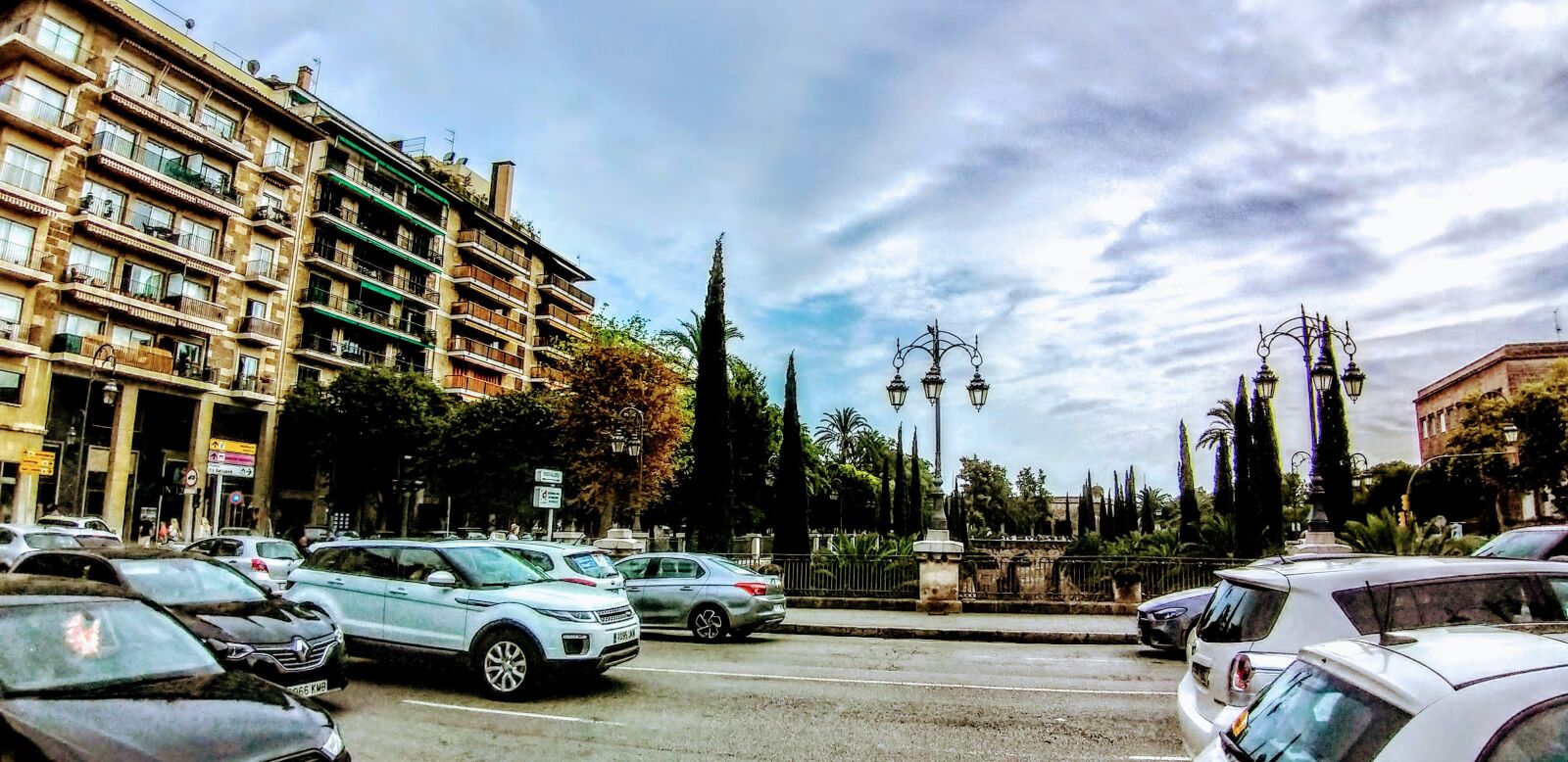 Samsung Galaxy A9 (2018) sample photo. Spain, palm trees, cars photography