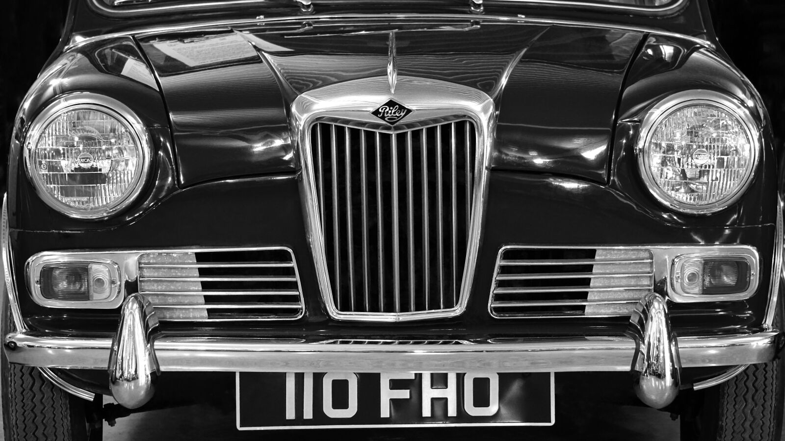 Sony E 55-210mm F4.5-6.3 OSS sample photo. British car, classic, british photography