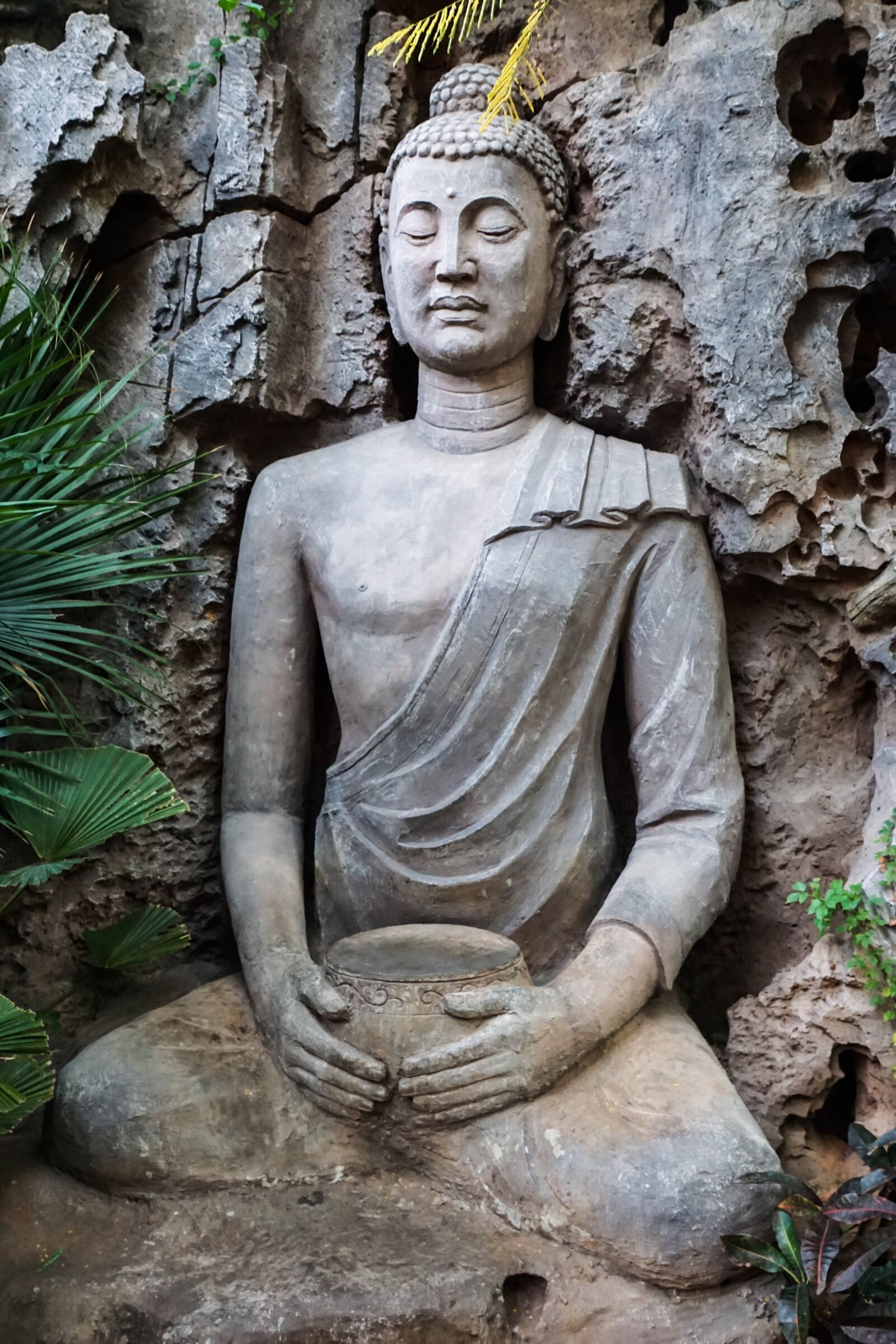Sony ILCA-77M2 + Sony DT 16-50mm F2.8 SSM sample photo. Sculpture, monument, buddhism photography