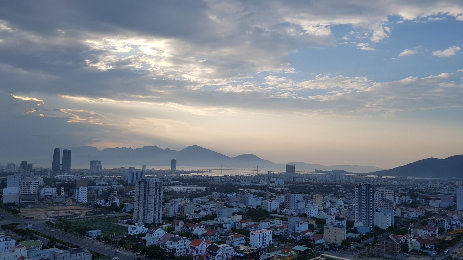 Samsung Galaxy S7 sample photo. Sunset, city, glow photography