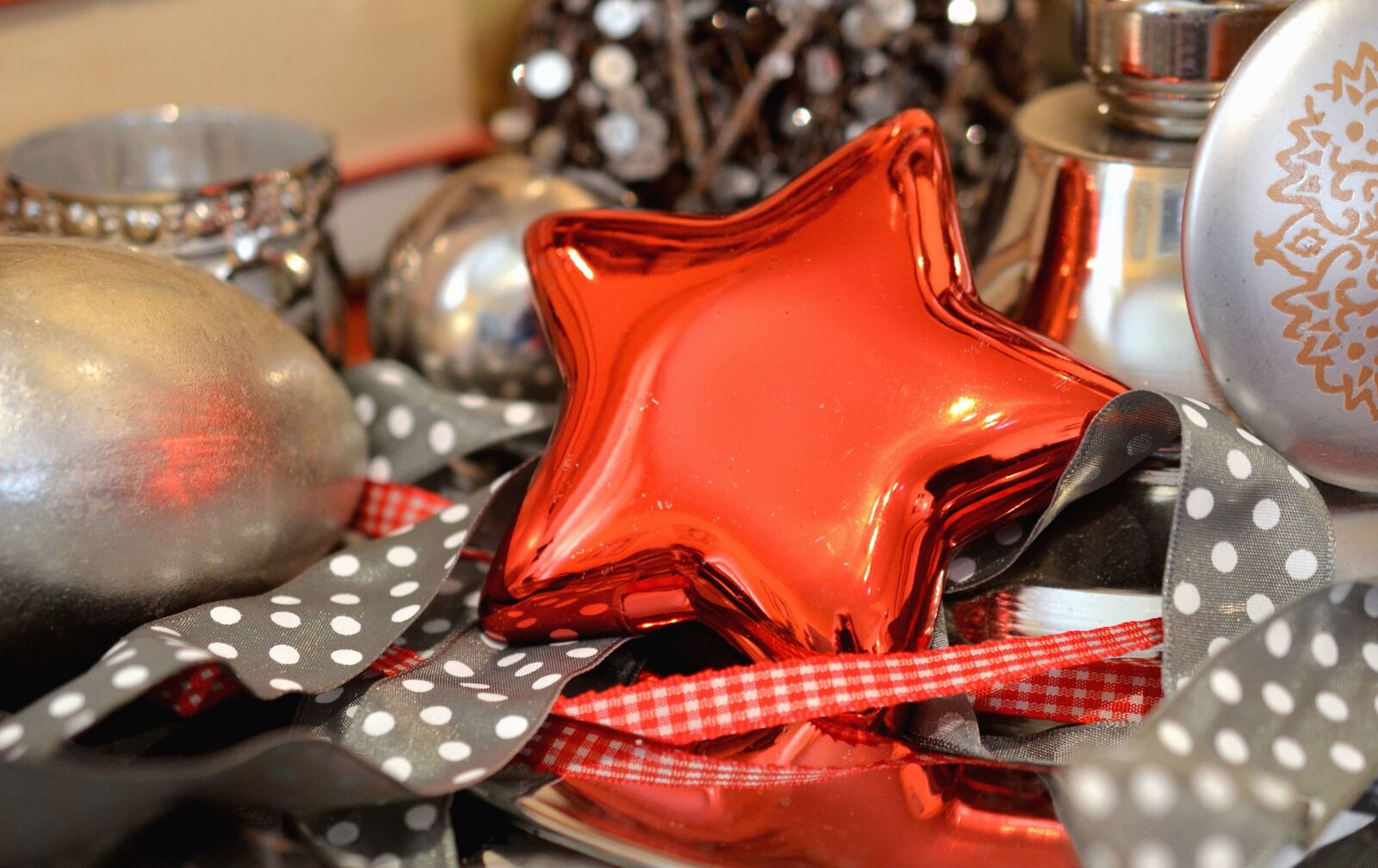 Nikon D5100 sample photo. Star, decoration, ribbon, plaid photography