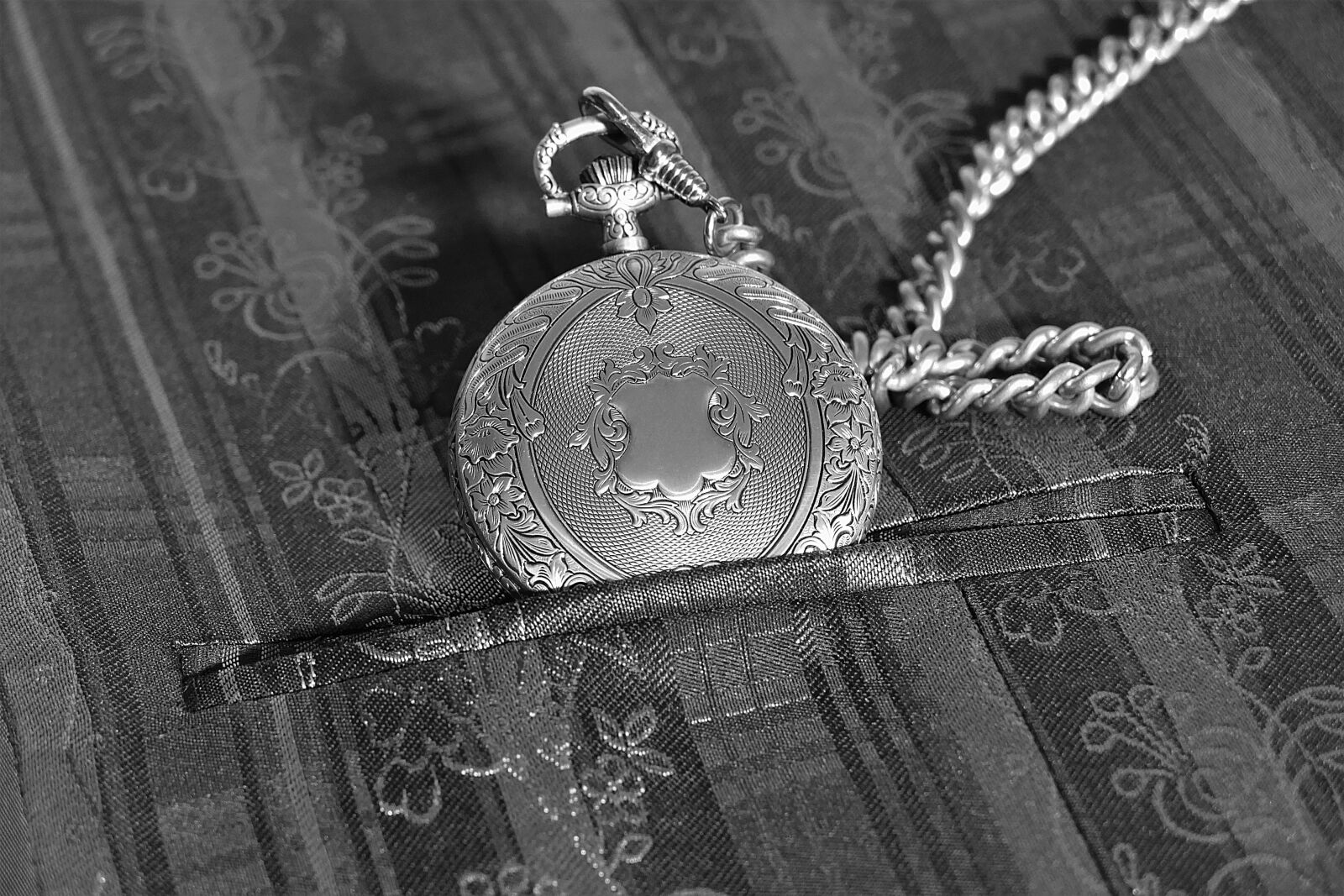 Panasonic Lumix DMC-FZ1000 sample photo. Pocket watch, s w photography