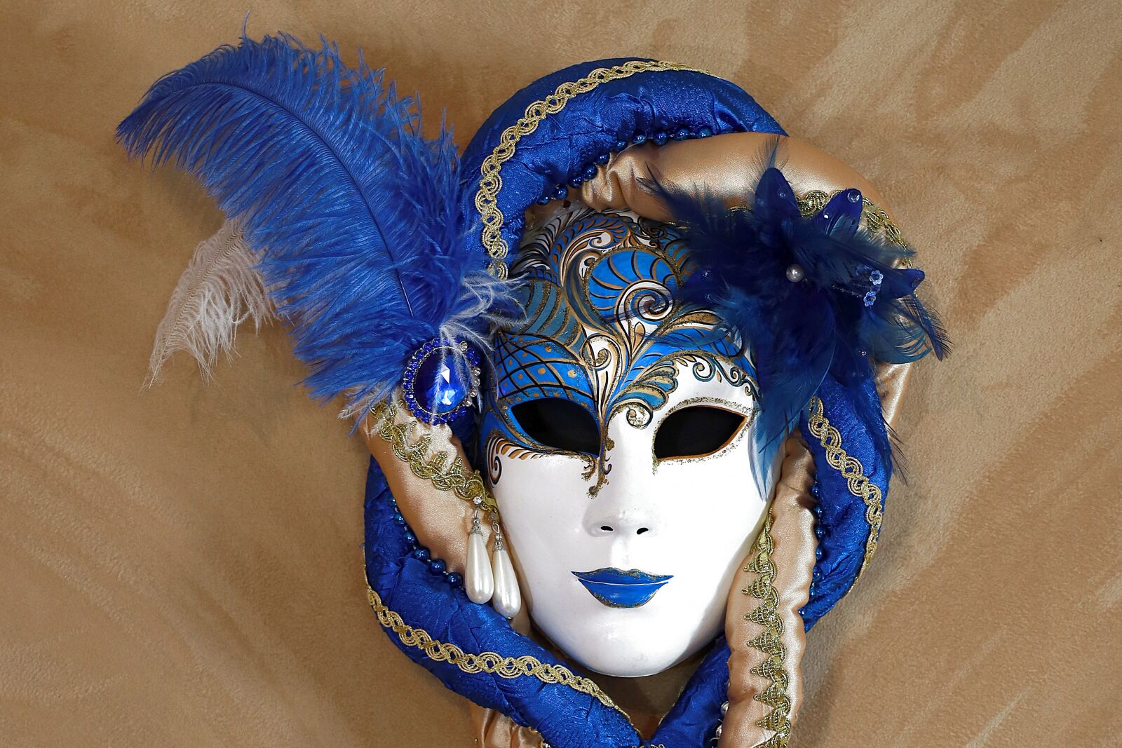Canon RF 24-105mm F4L IS USM sample photo. Mask, venice, facemask photography