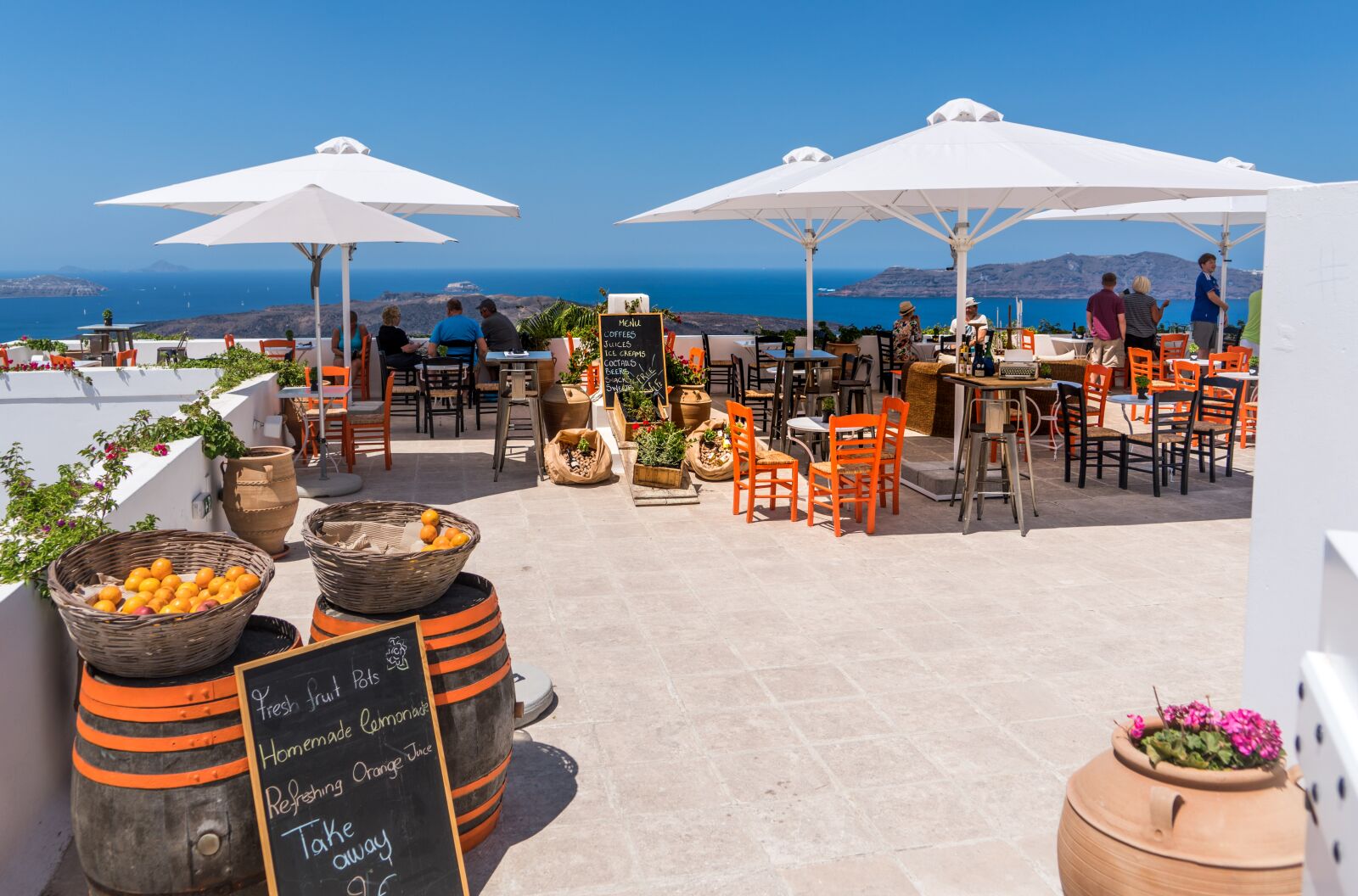 Sony a7R II + Sony FE 24-240mm F3.5-6.3 OSS sample photo. Santorini, oia, restaurant photography