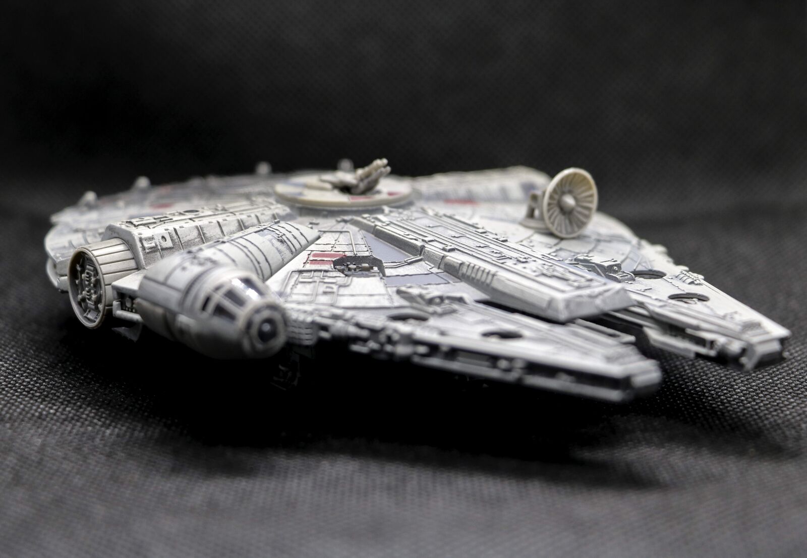 Canon EOS 750D (EOS Rebel T6i / EOS Kiss X8i) sample photo. Spaceship, millennium falcon, toy photography