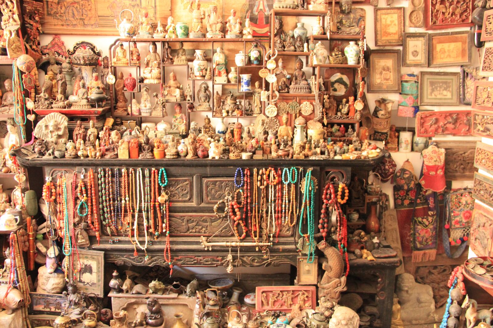 Canon EOS 550D (EOS Rebel T2i / EOS Kiss X4) sample photo. Dali, antique shop, porcelain photography