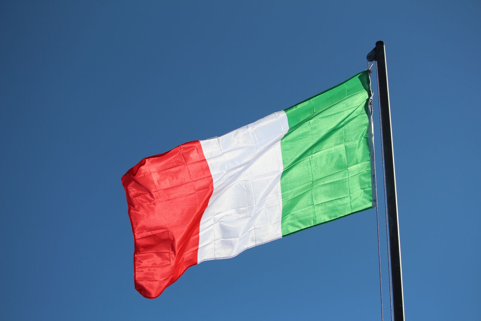 Canon EF-S 55-250mm F4-5.6 IS STM sample photo. Italy, flag, the flagpole photography