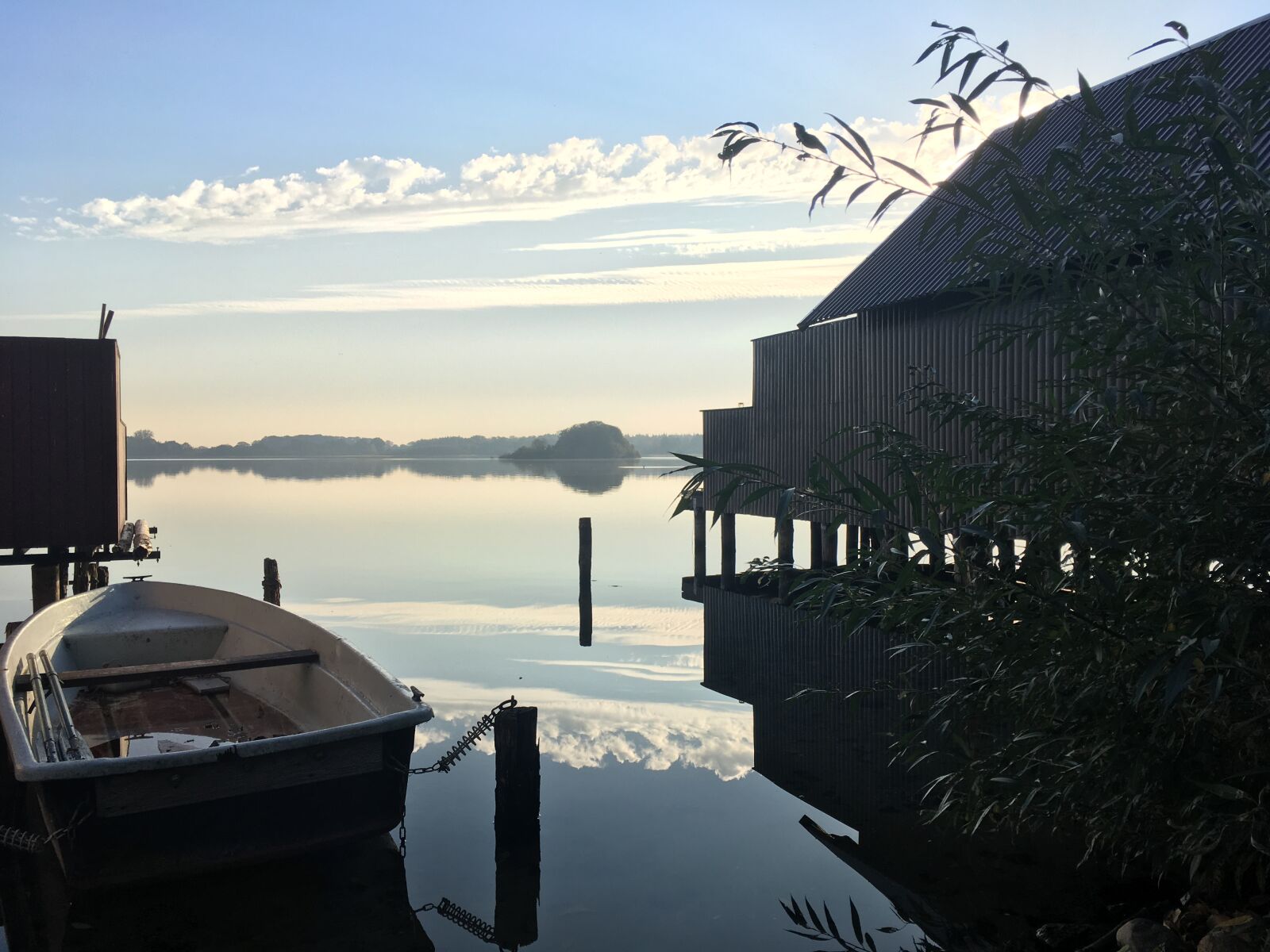 iPhone SE back camera 4.15mm f/2.2 sample photo. Sea, water, summer photography
