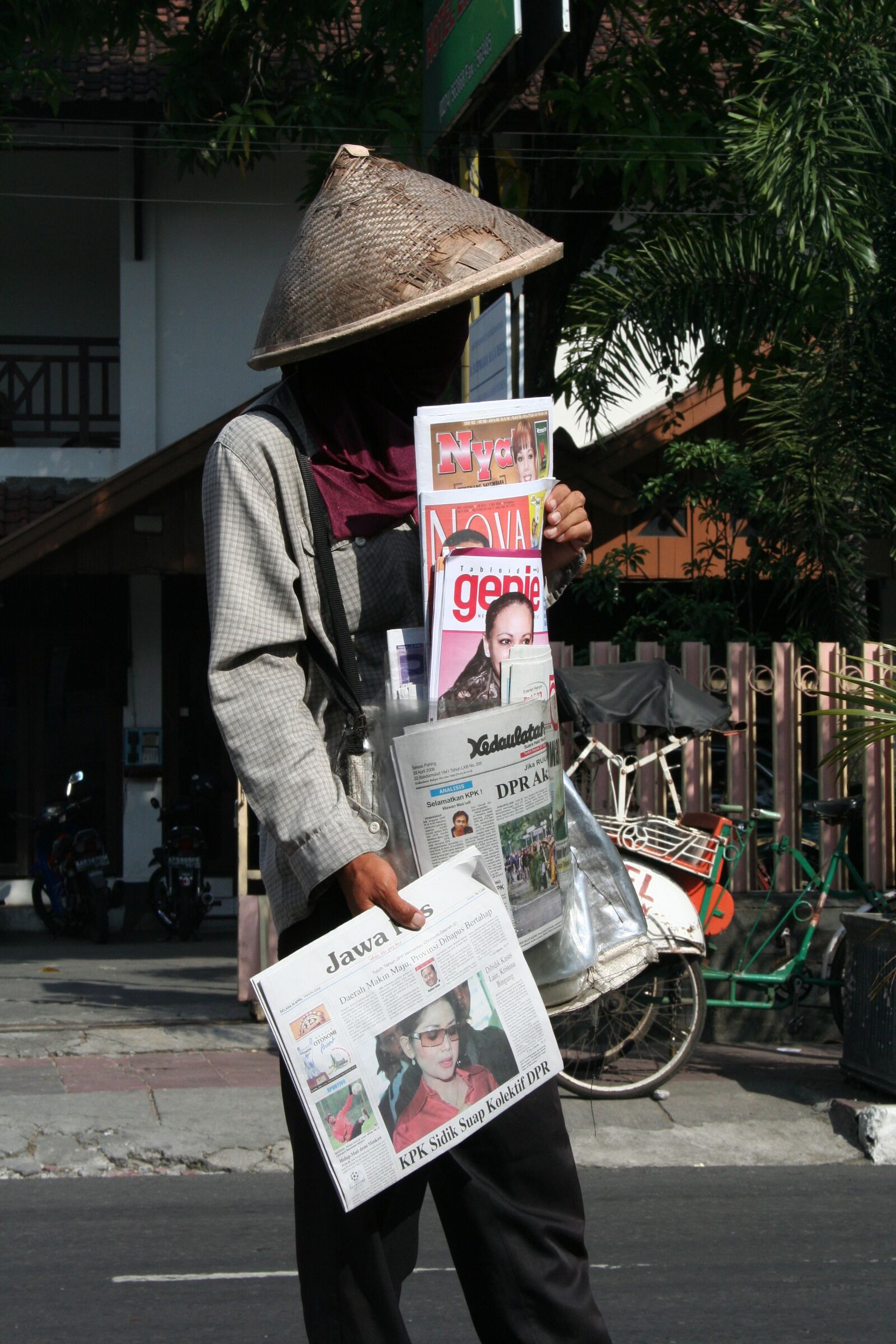 Canon EOS 350D (EOS Digital Rebel XT / EOS Kiss Digital N) sample photo. Newspaper seller, indonesia, road photography