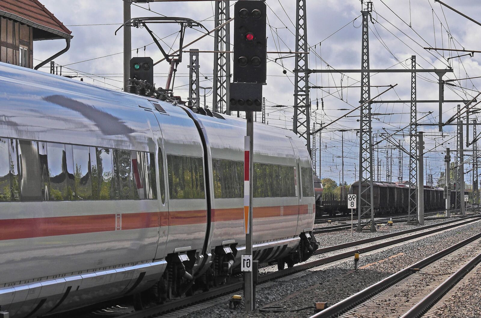 Panasonic Lumix DMC-GH3 sample photo. Construction, traffic light, railroad photography