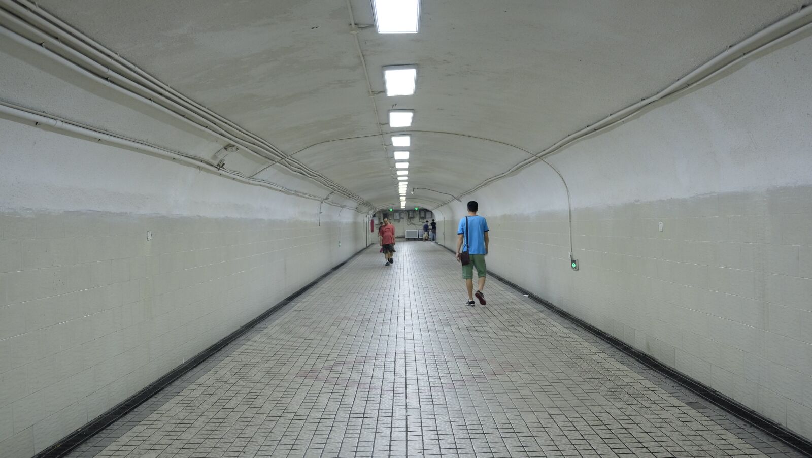 Fujifilm X-E2S sample photo. Underground passage, shuttle, pedestrians photography