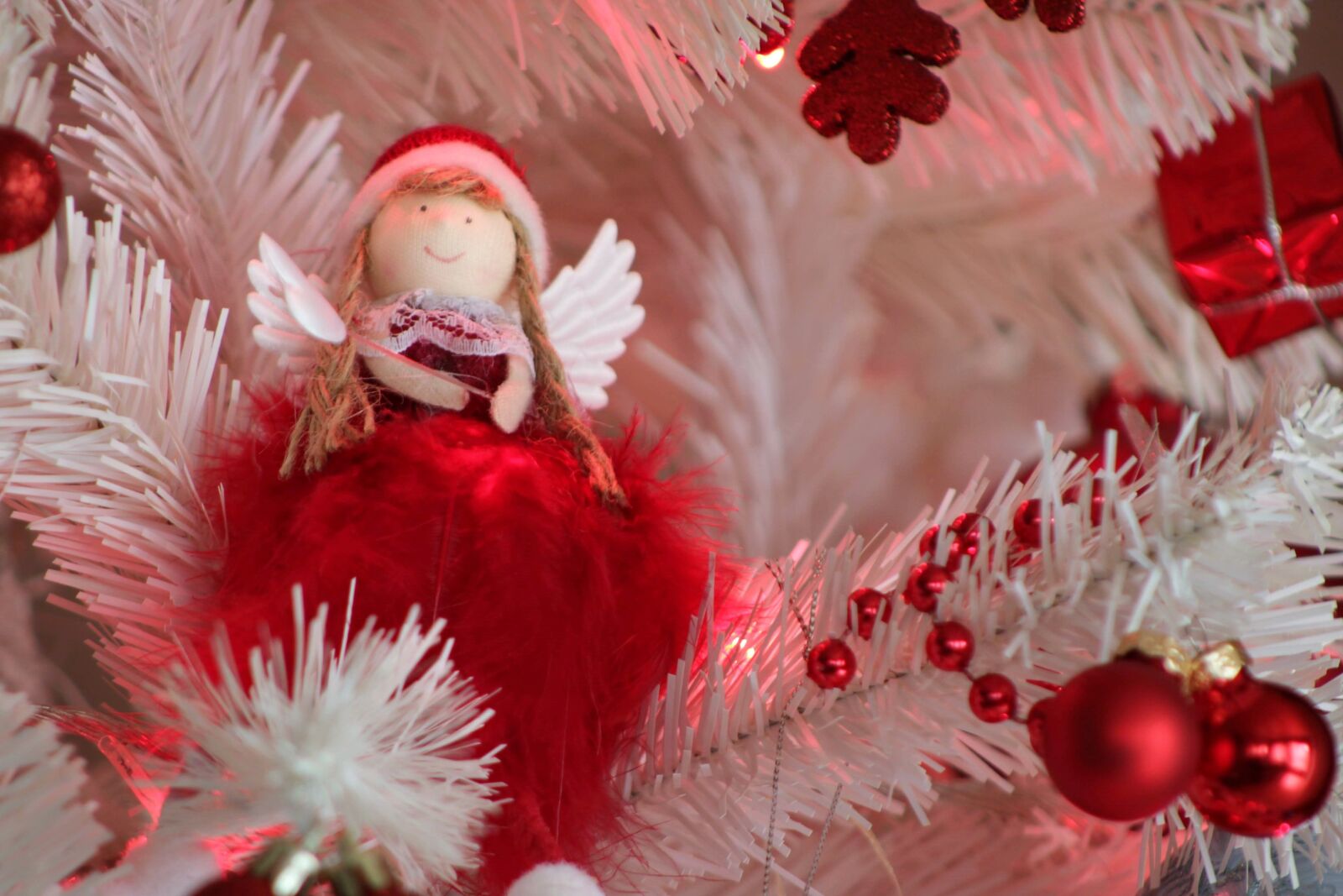 Canon EOS 2000D (EOS Rebel T7 / EOS Kiss X90 / EOS 1500D) sample photo. Angel, christmas tree, decoration photography