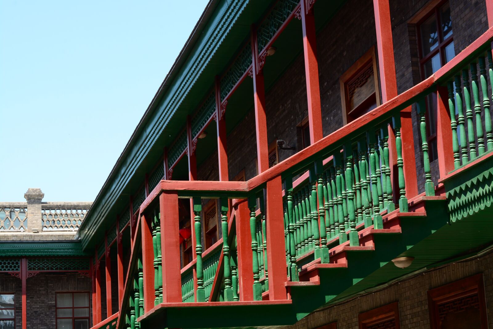 Nikon D7100 sample photo. Old outside, houses, attic photography