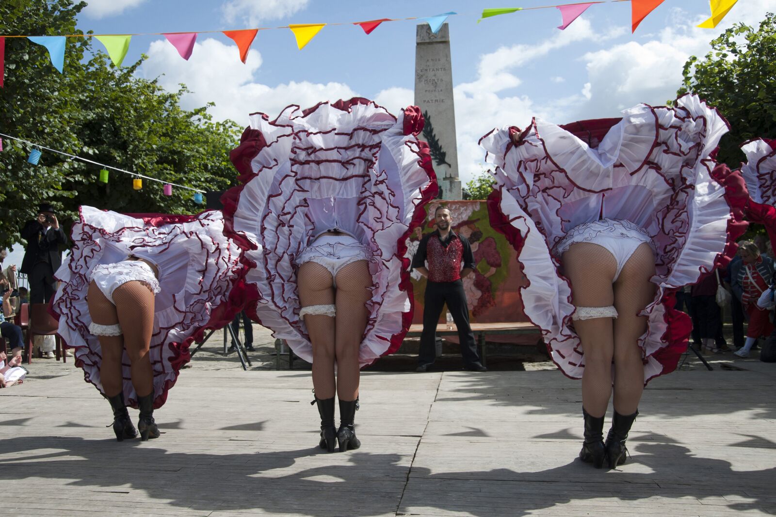 Nikon D700 sample photo. French cancan, dancers, festival photography