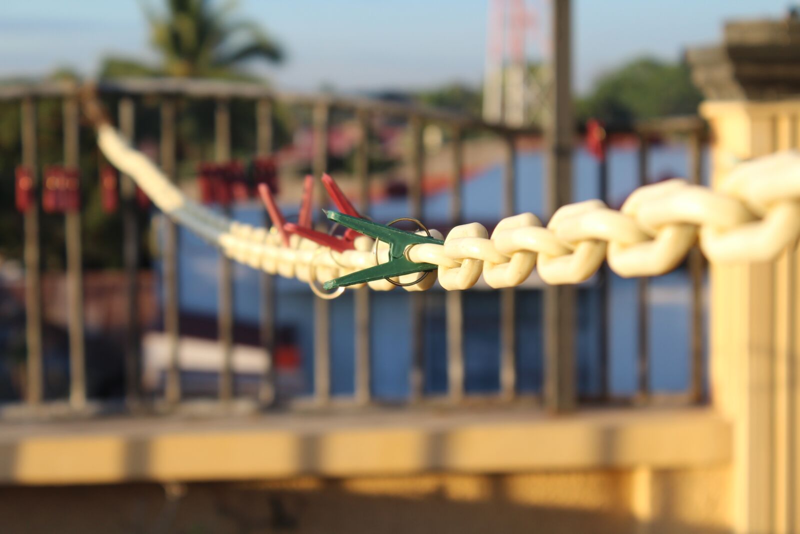 Canon EOS 1200D (EOS Rebel T5 / EOS Kiss X70 / EOS Hi) sample photo. Clips, chain, metal photography