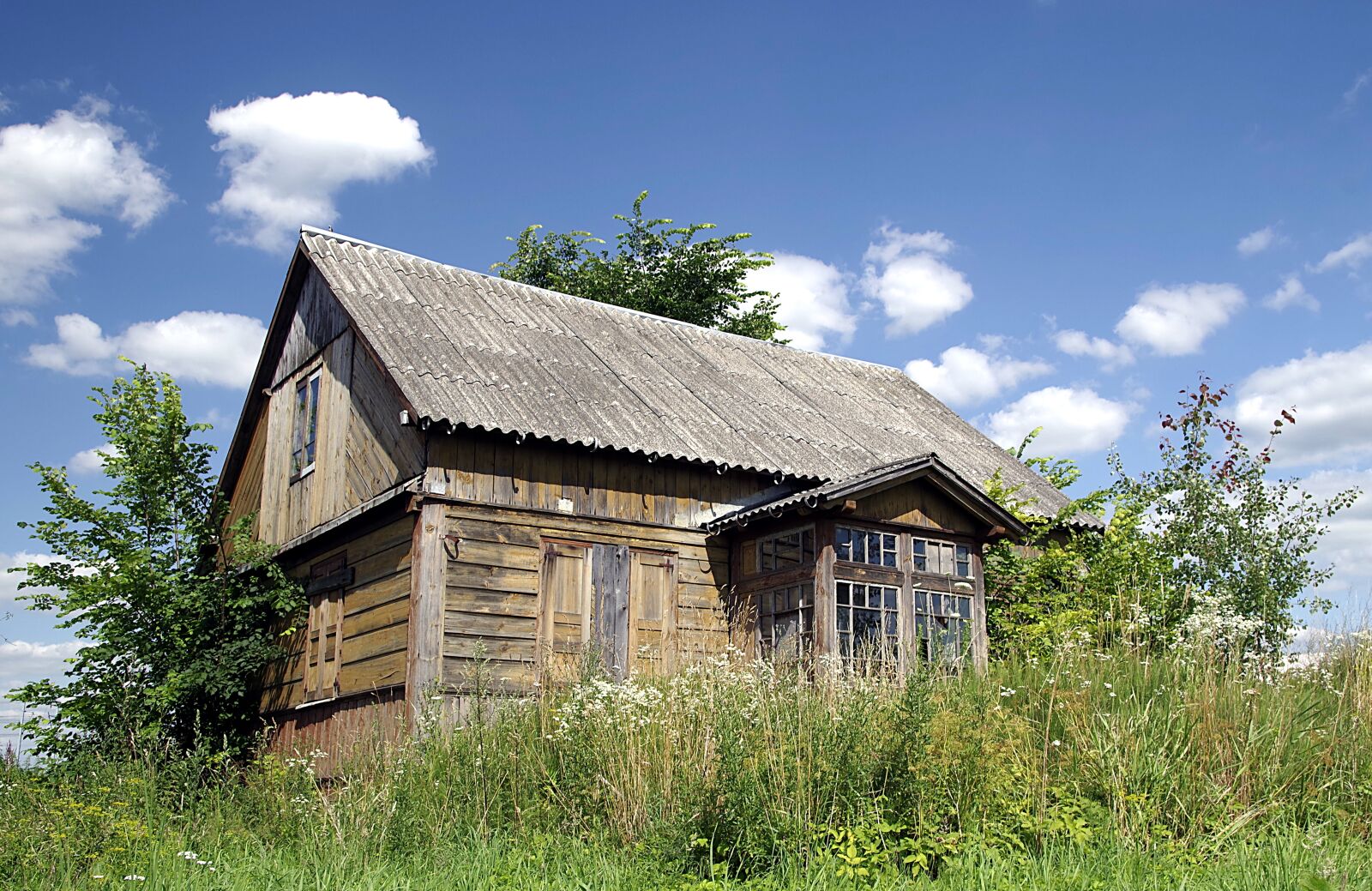 Pentax K-S2 sample photo. Cottage, old house, crash photography