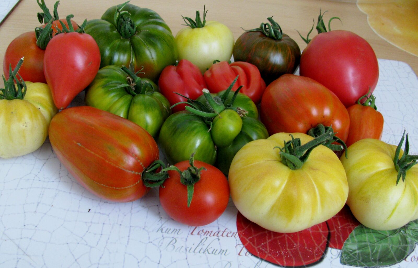 Canon PowerShot SX110 IS sample photo. "Tomatoes, diversity, vegetables" photography