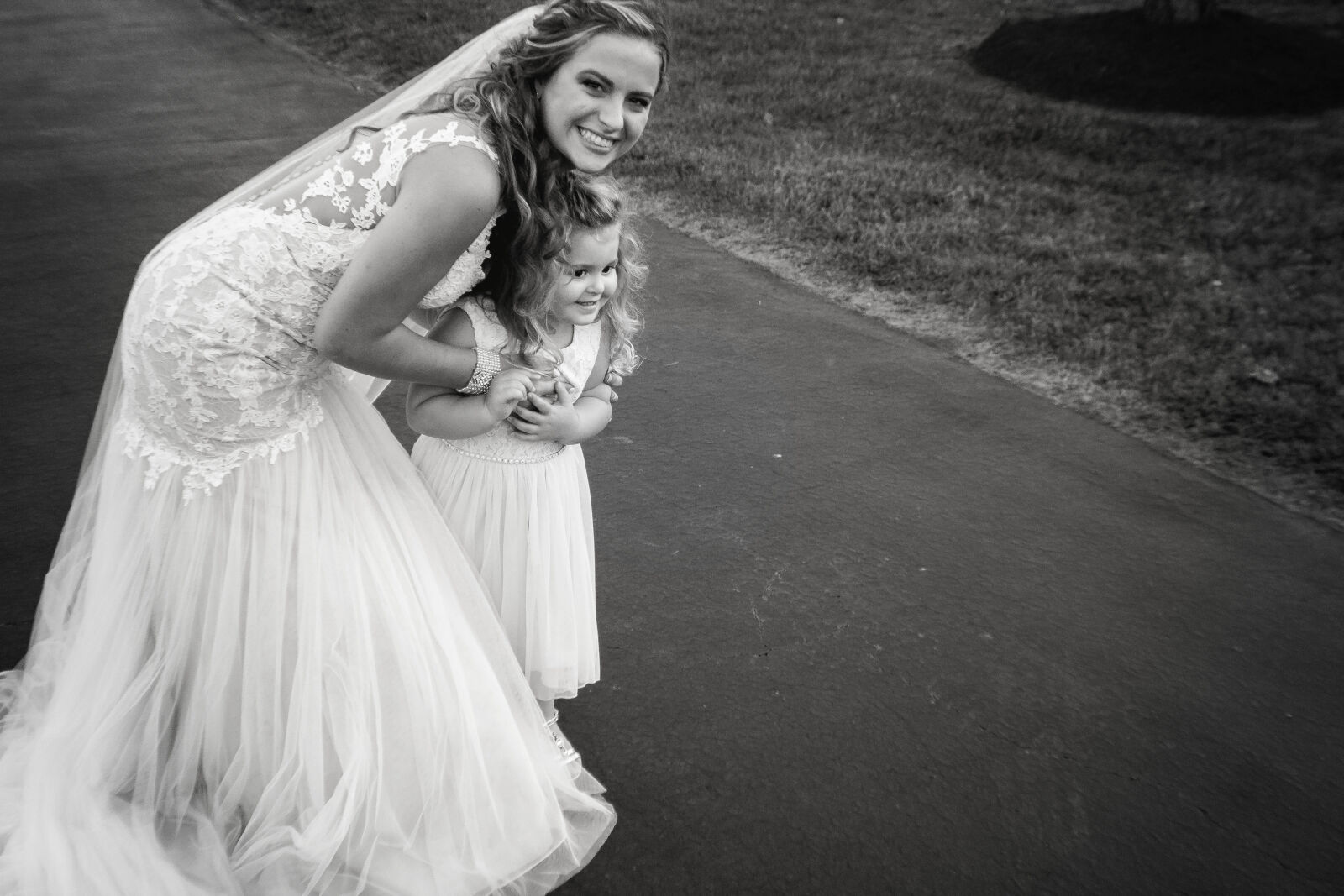 Canon EOS 750D (EOS Rebel T6i / EOS Kiss X8i) sample photo. Bride, flower, girl, hug photography