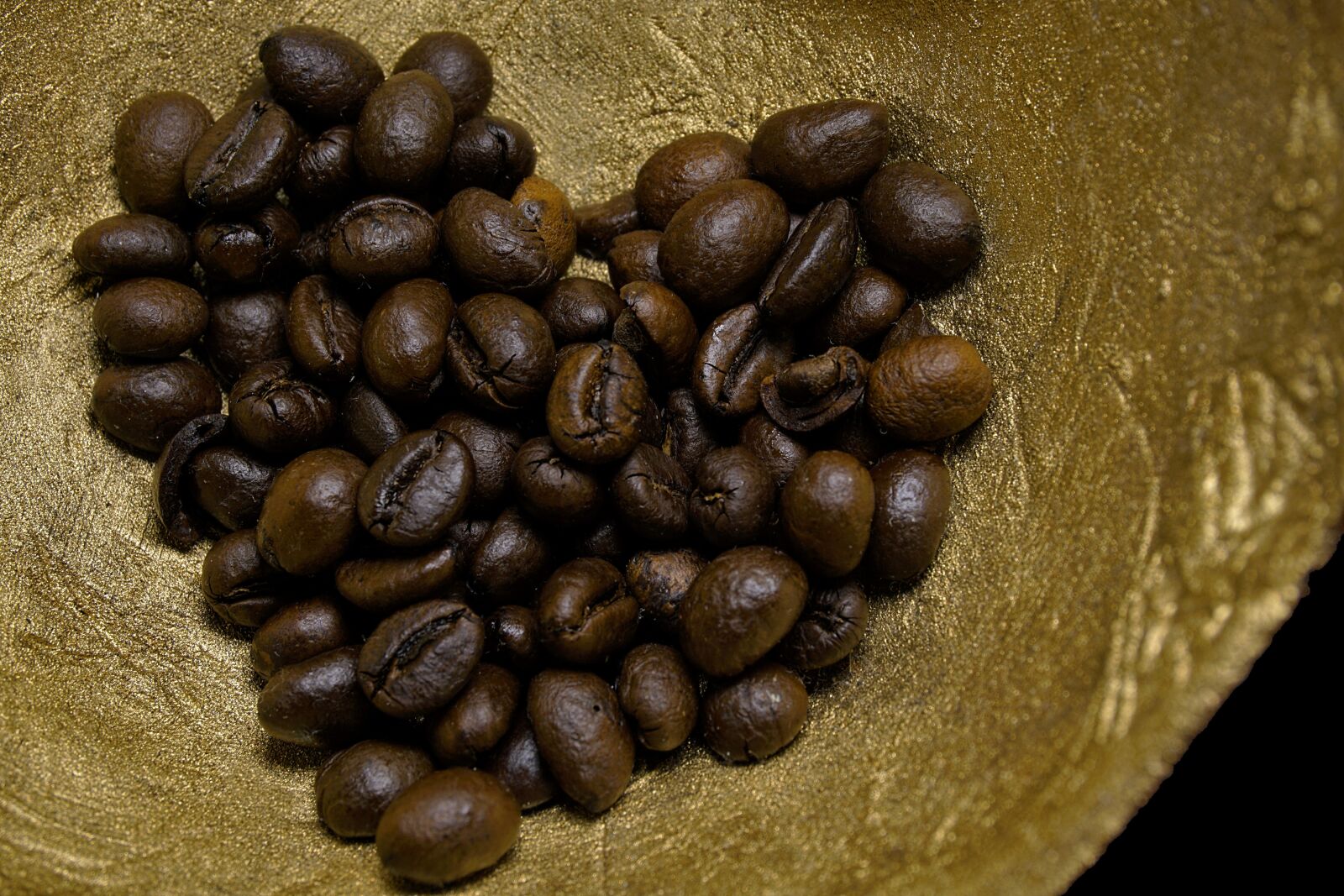 Sony E 16-50mm F3.5-5.6 PZ OSS sample photo. Coffee, heart, gold photography