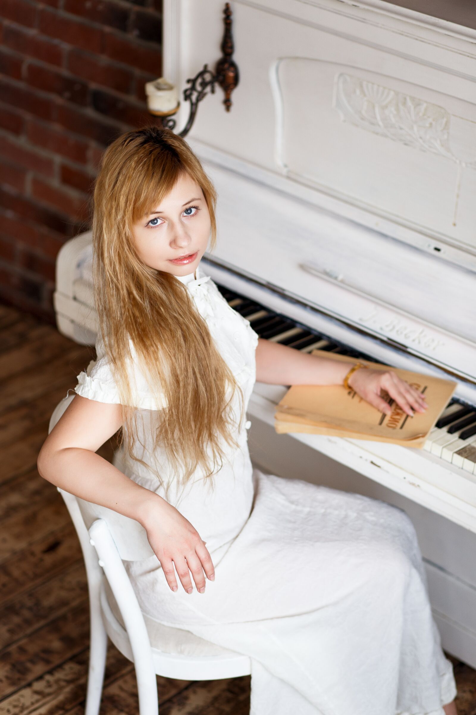 Canon EF 85mm F1.8 USM sample photo. Piano, pianist, white photography