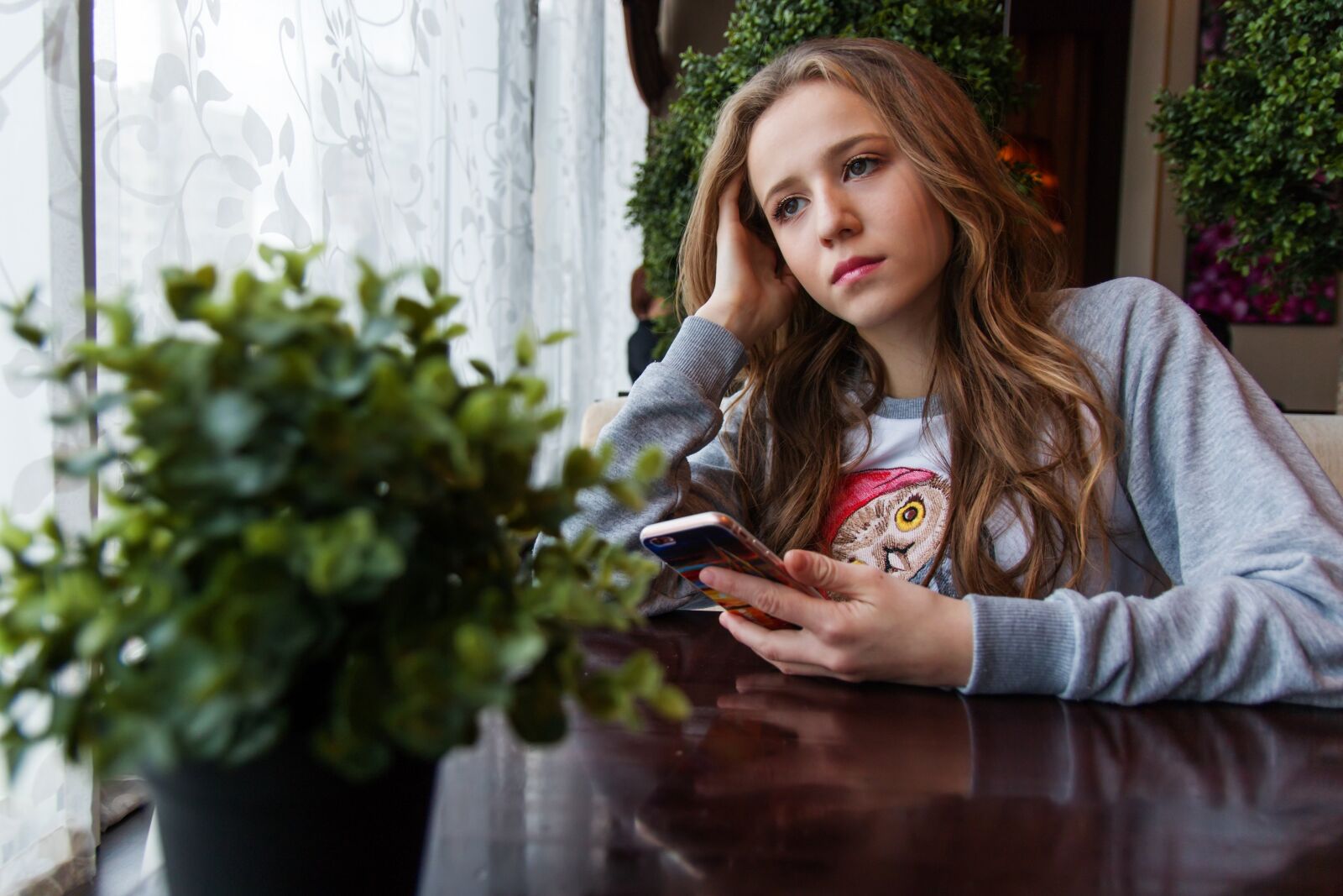 Canon EOS 70D sample photo. Girl, teen, café photography