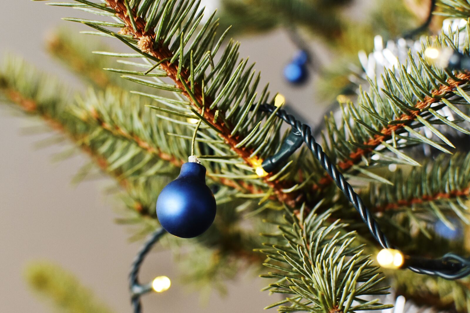 Nikon D7200 sample photo. Blue decorations, christmas tree photography