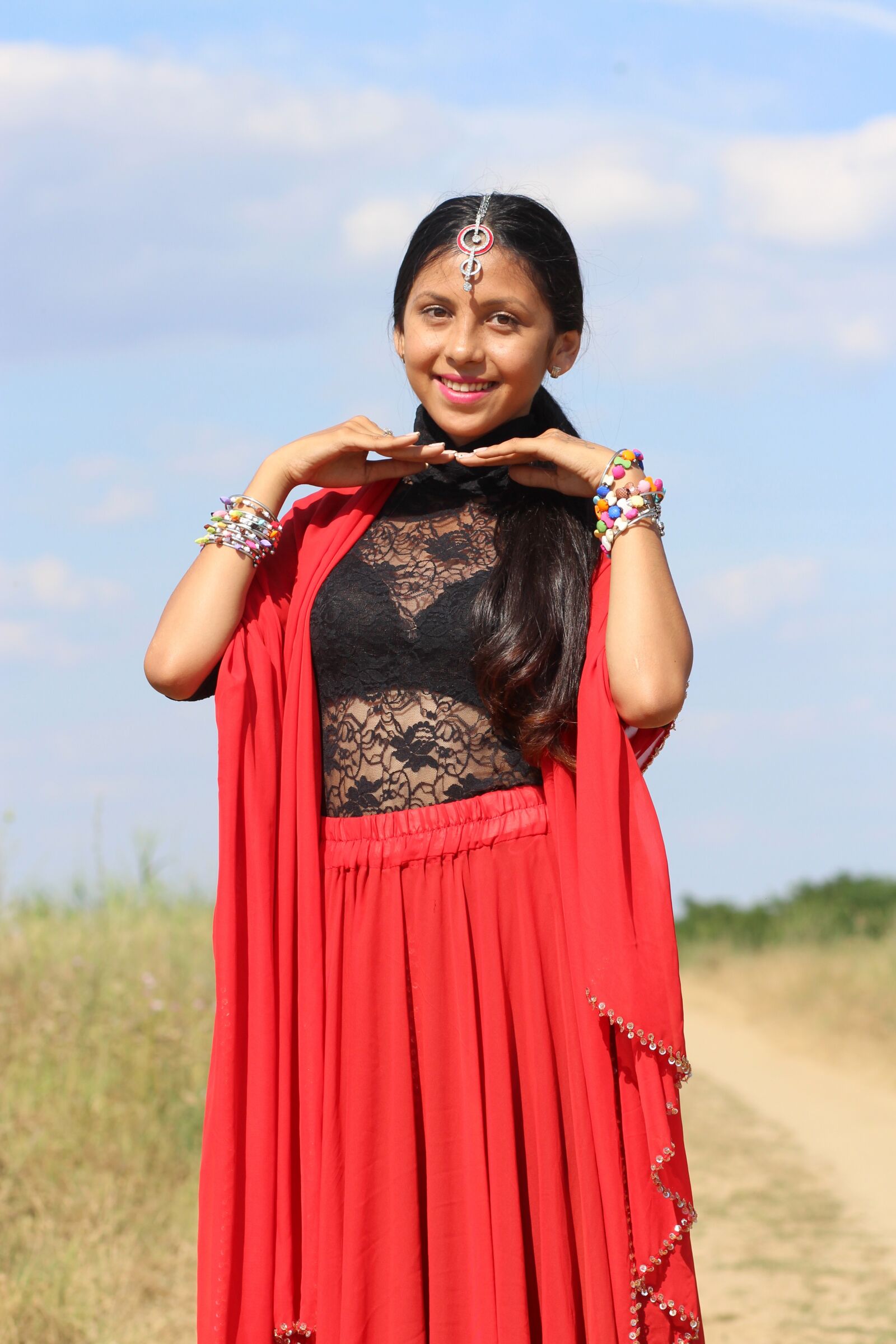 Canon EOS 700D (EOS Rebel T5i / EOS Kiss X7i) + Canon EF 85mm F1.8 USM sample photo. Girl, indian, red photography