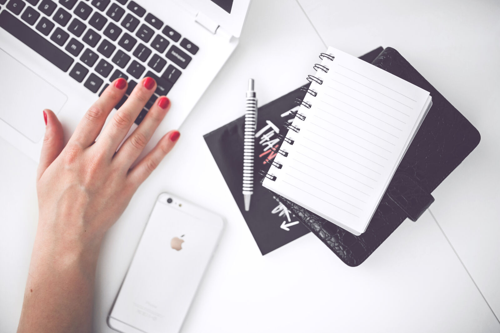 Canon EOS 6D + Sigma 35mm F1.4 DG HSM Art sample photo. White, laptop, female, hand photography