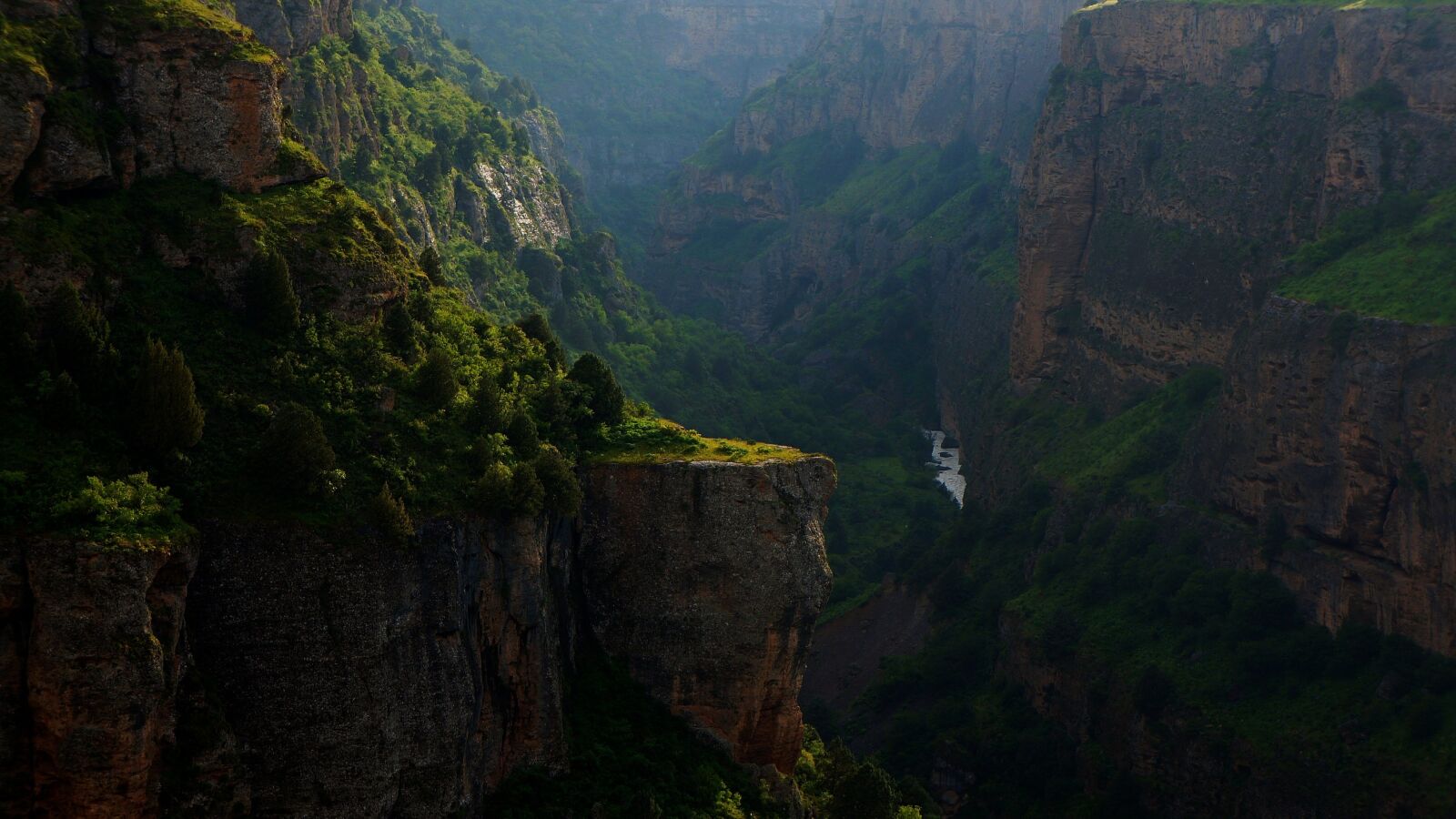 Sony Alpha NEX-5N + Sony E 18-55mm F3.5-5.6 OSS sample photo. Canyon, mountains, river photography