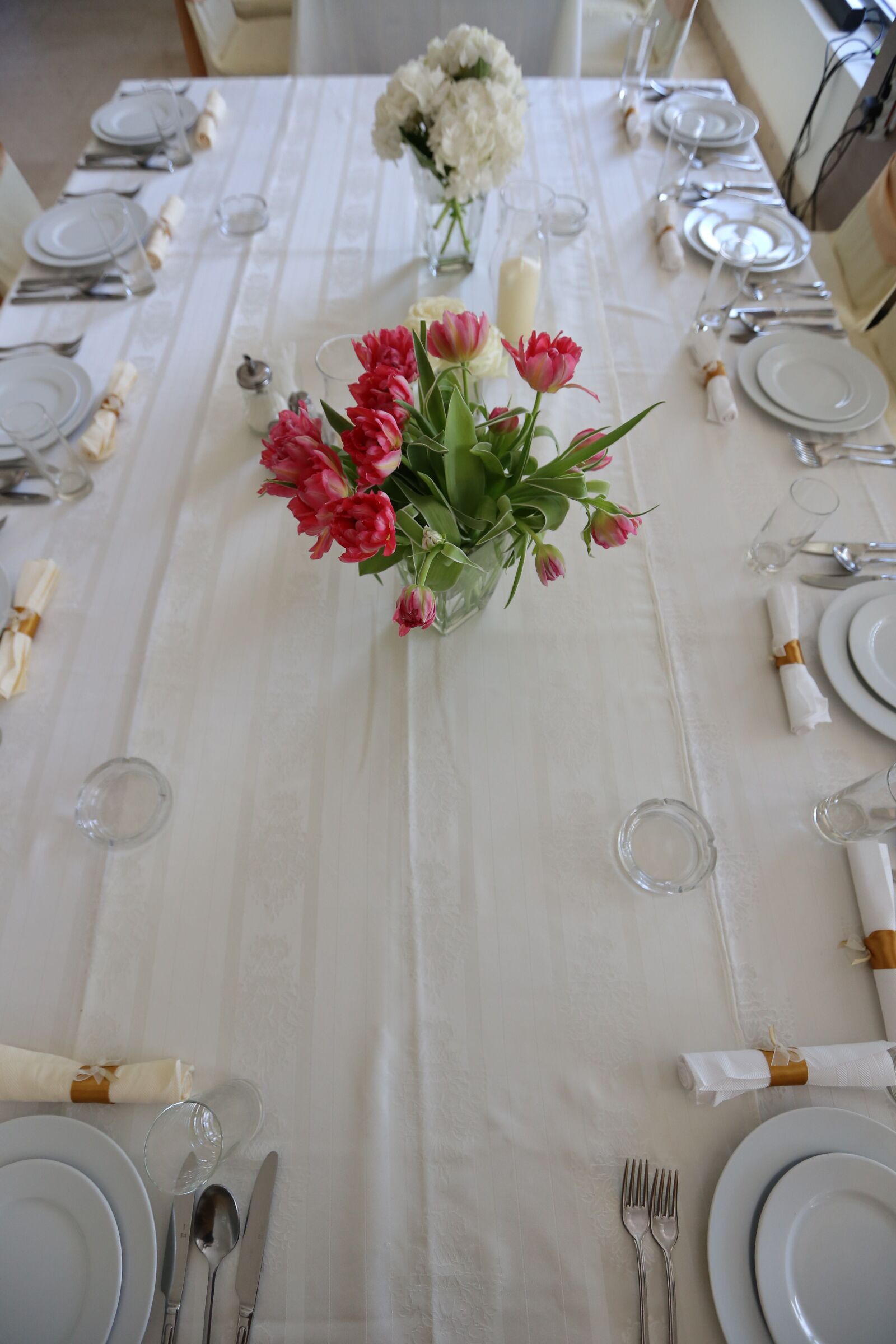 Canon EF 16-35mm F2.8L II USM sample photo. Table, lunchroom, dining area photography