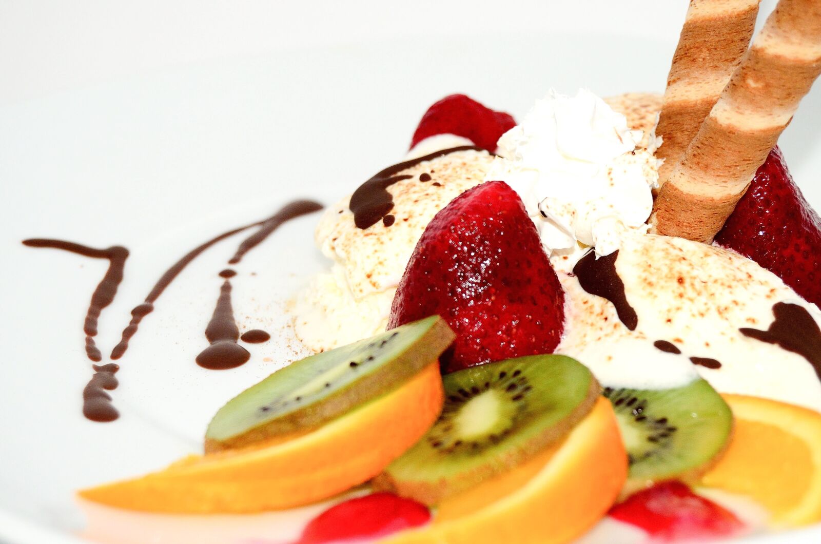 Nikon D5100 sample photo. Kiwi, strawberry, cream, ice photography