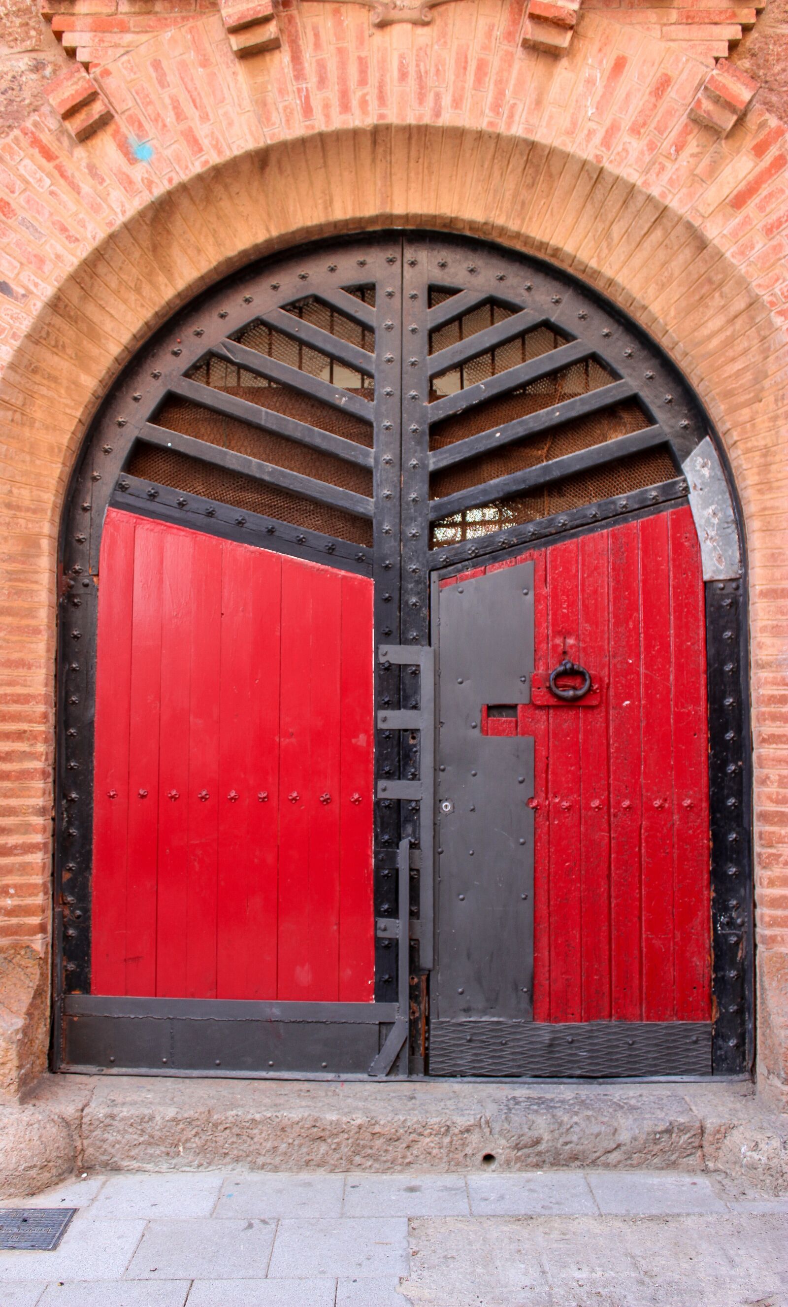 Canon EOS 600D (Rebel EOS T3i / EOS Kiss X5) sample photo. Door, architecture, entrance photography