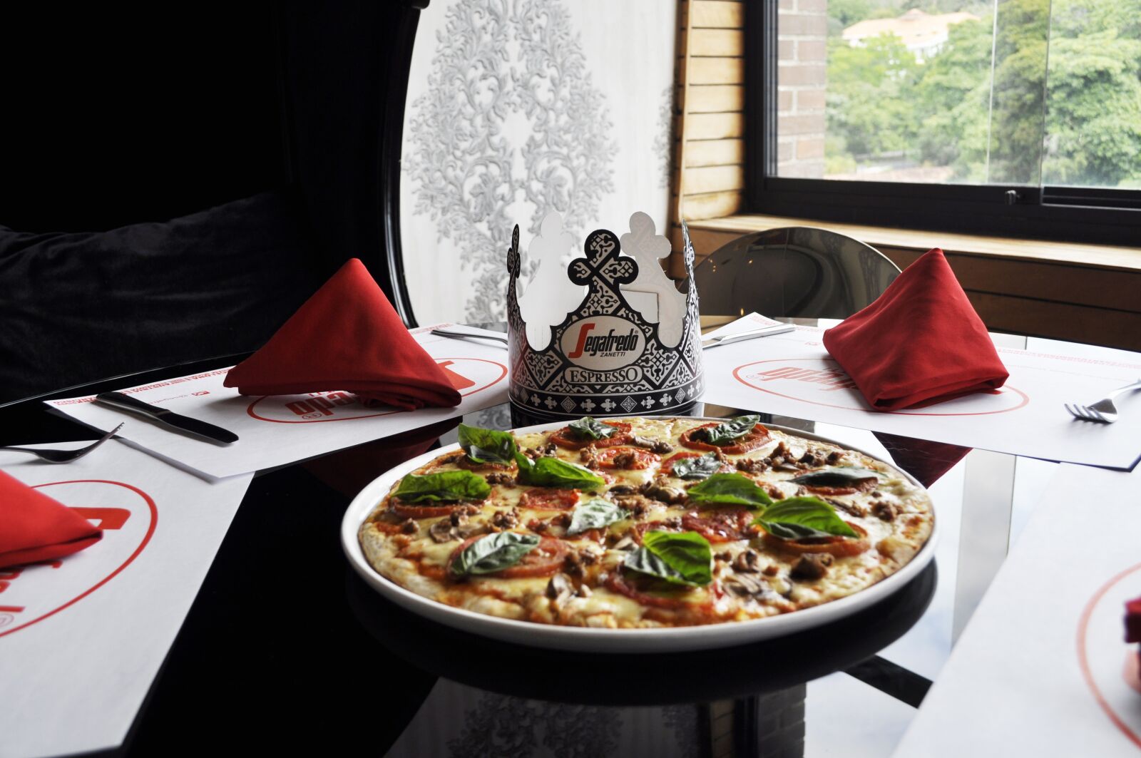 Nikon D5000 sample photo. Pizza, lunch, table photography
