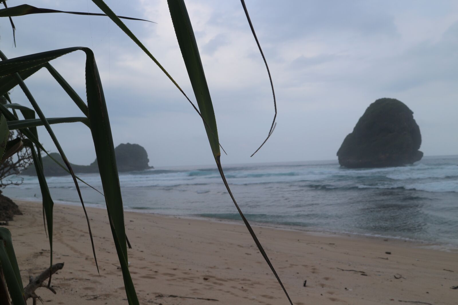 Canon EOS M10 sample photo. Beach, stone, island photography