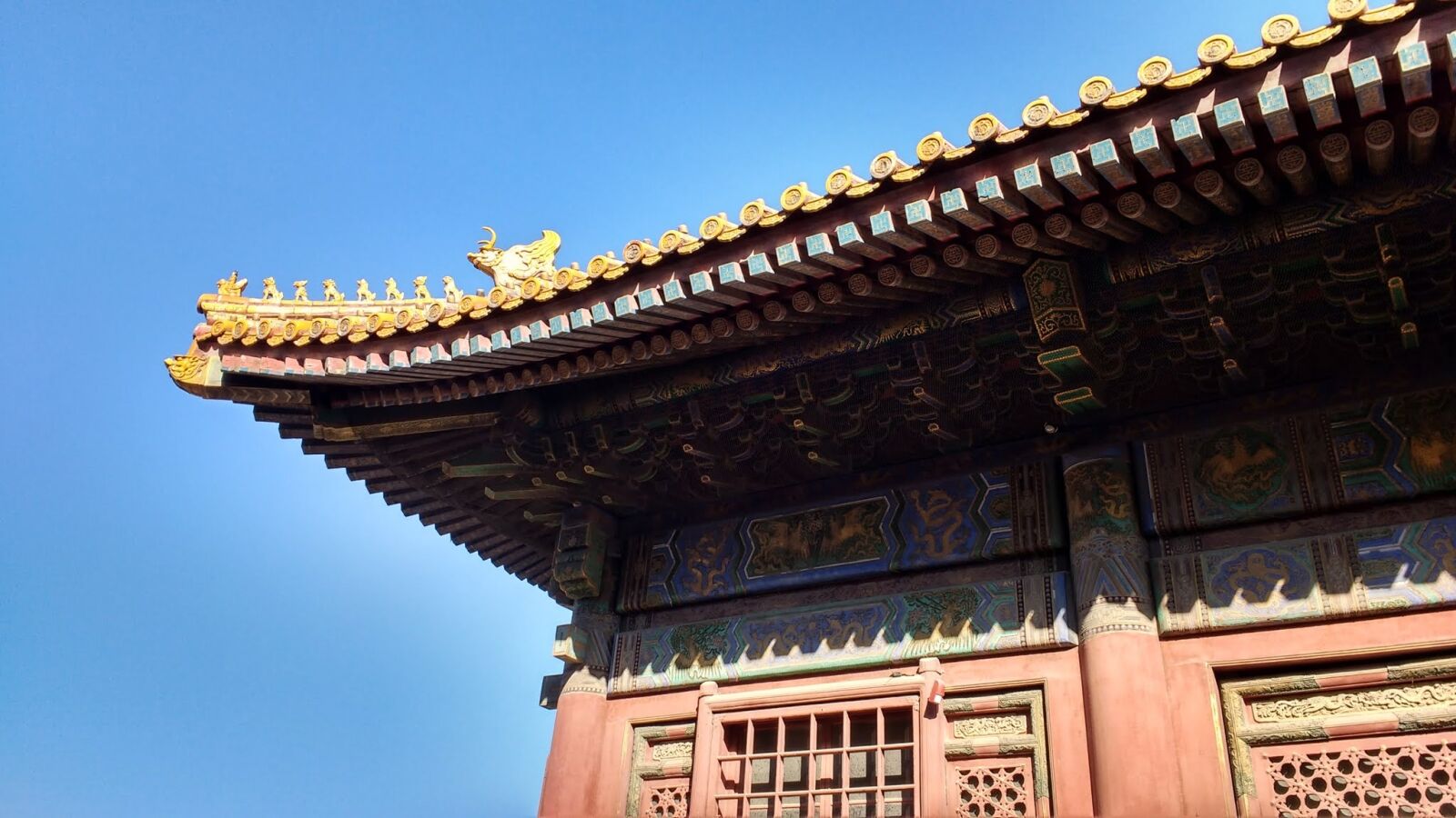 Motorola MotoG3 sample photo. China, roof, figures photography