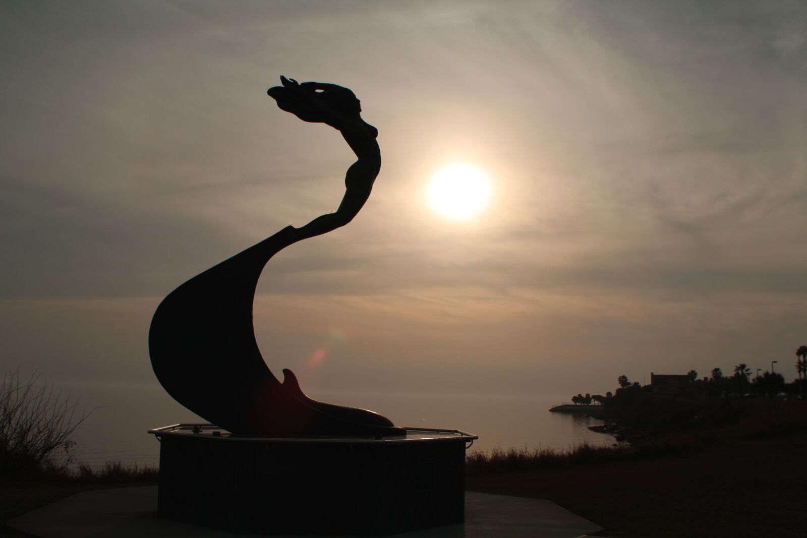 Canon EOS 1200D (EOS Rebel T5 / EOS Kiss X70 / EOS Hi) sample photo. Wind, dancer, sculpture photography