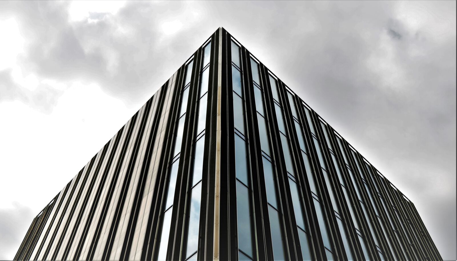 Canon EOS 750D (EOS Rebel T6i / EOS Kiss X8i) sample photo. Building, black, architecture photography